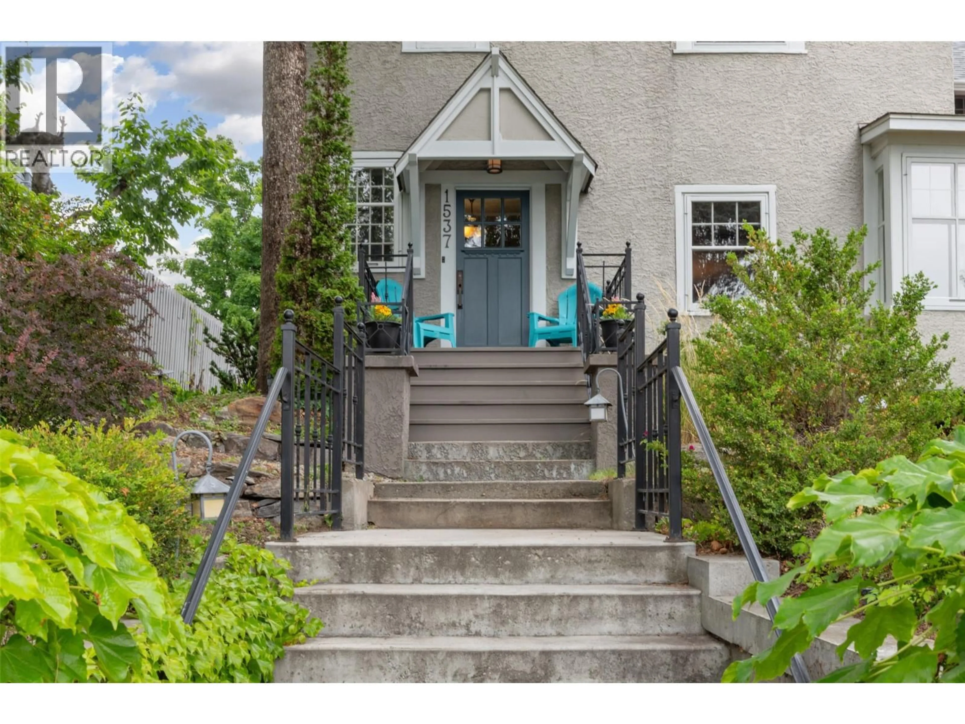 Indoor entryway for 1537 LAKEVIEW STREET, Kelowna British Columbia V1Y6N1