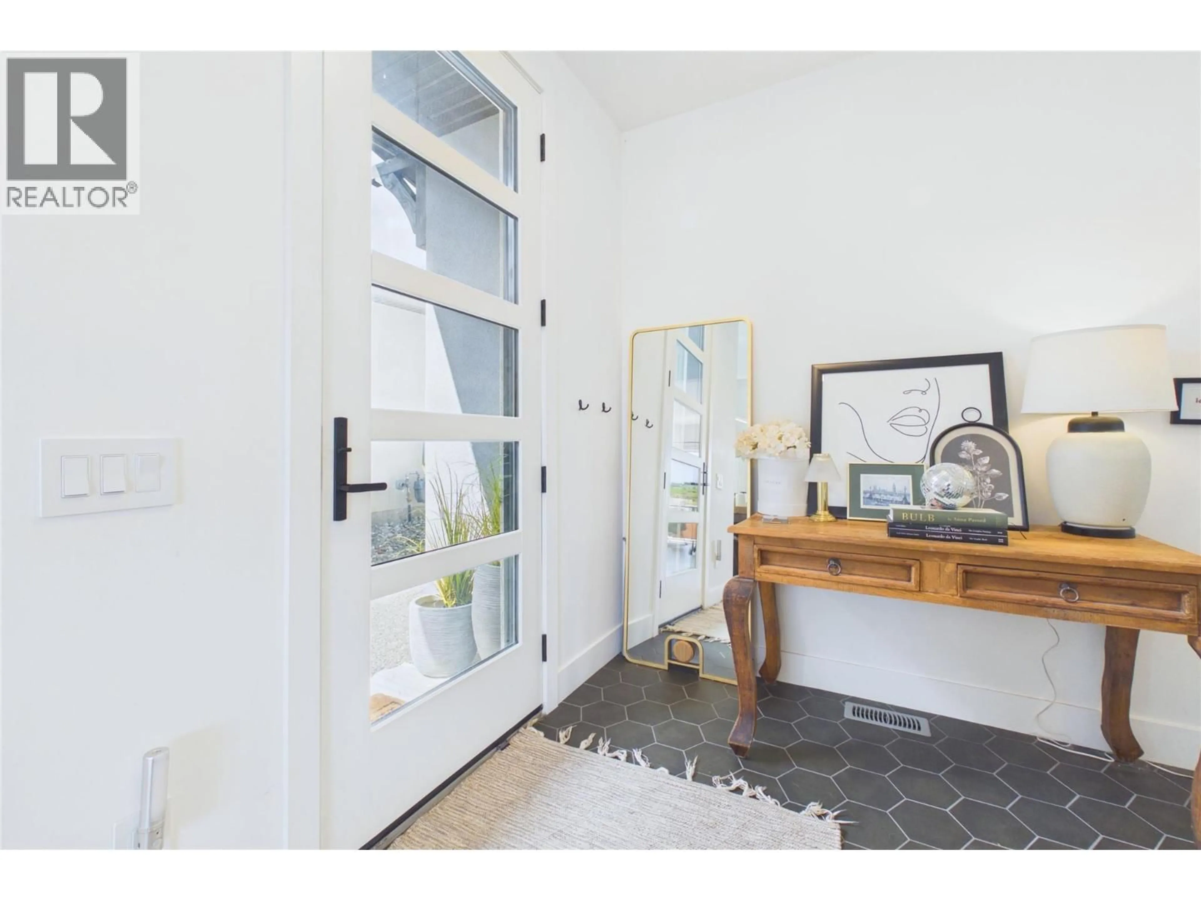 Indoor entryway for 1862 VIEWPOINT CRESCENT, West Kelowna British Columbia V1Z4E1
