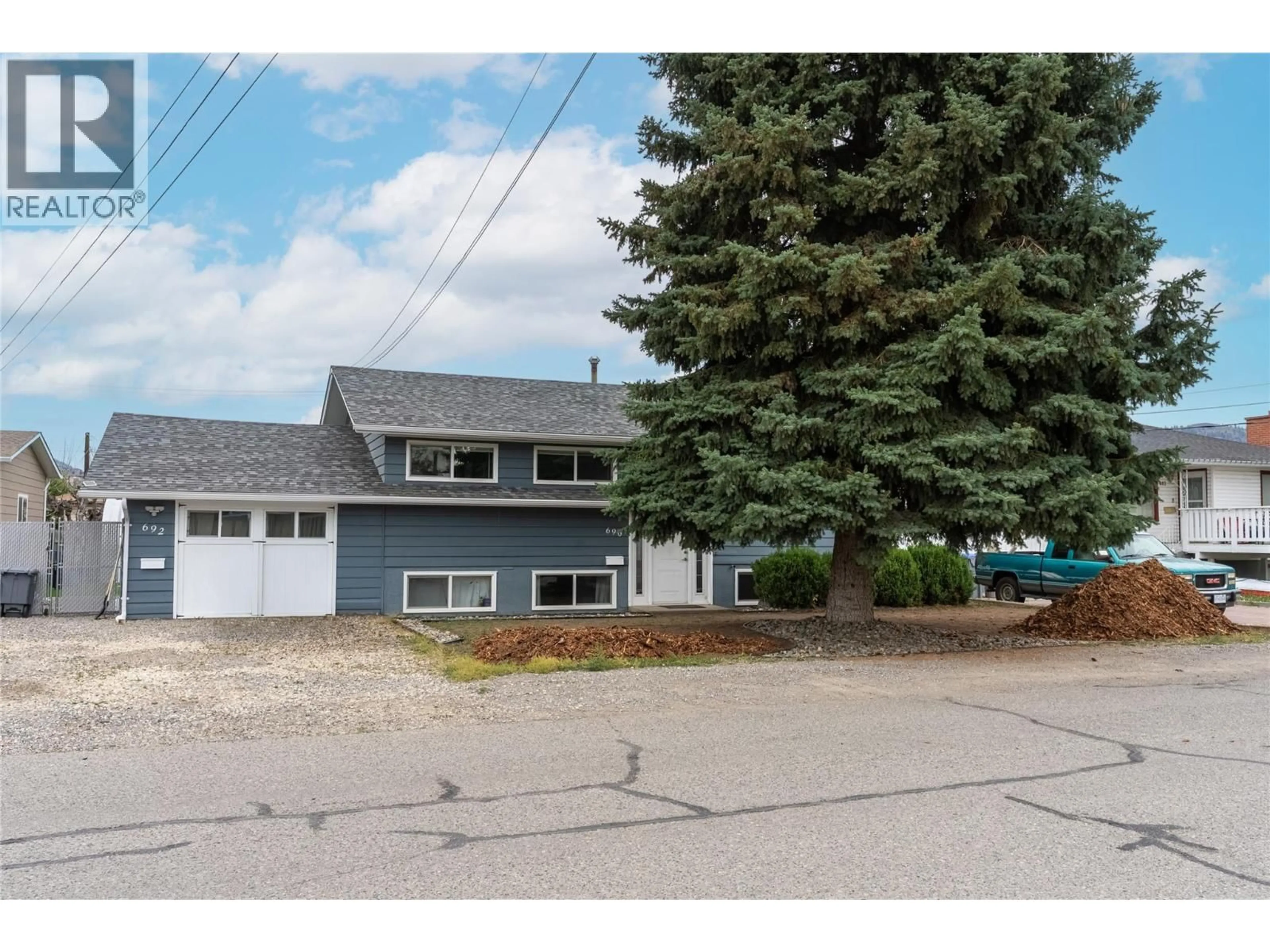 Home with vinyl exterior material, street for 690 ALBERNI AVENUE, Kamloops British Columbia V2B1T1
