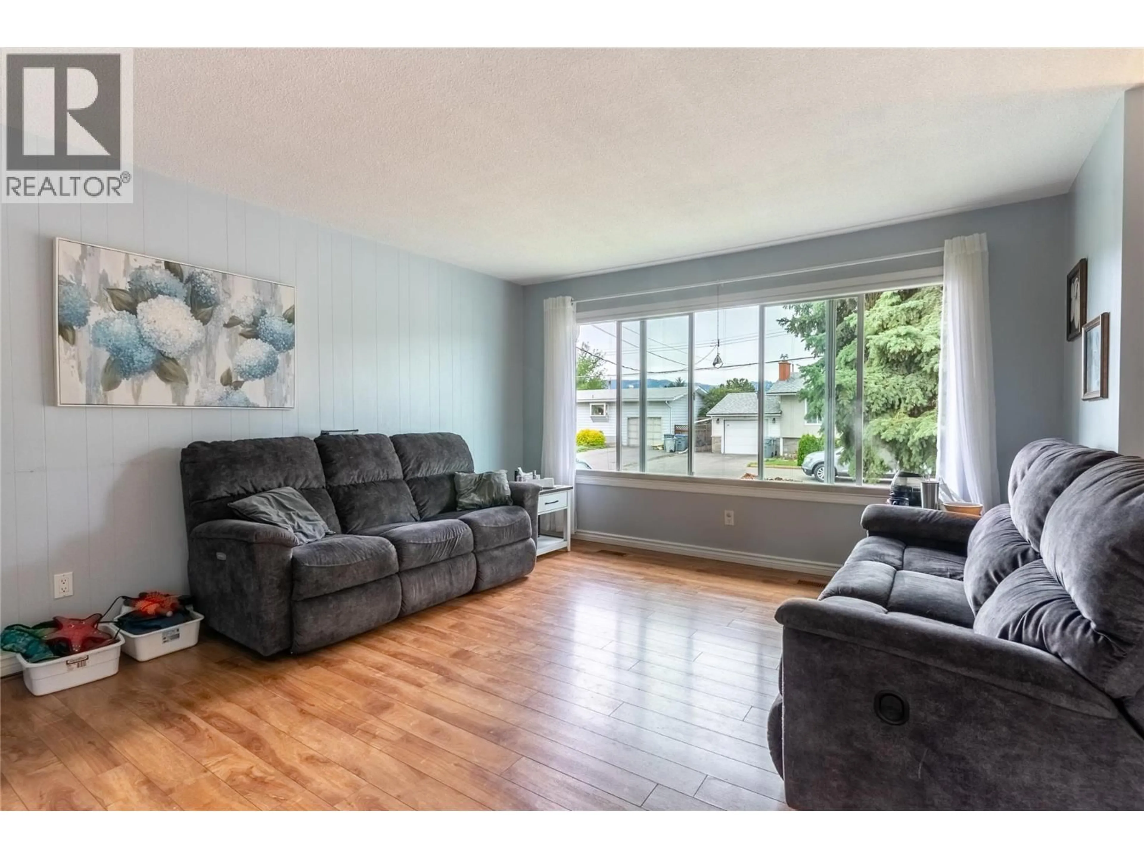 Living room with furniture, wood/laminate floor for 690 ALBERNI AVENUE, Kamloops British Columbia V2B1T1