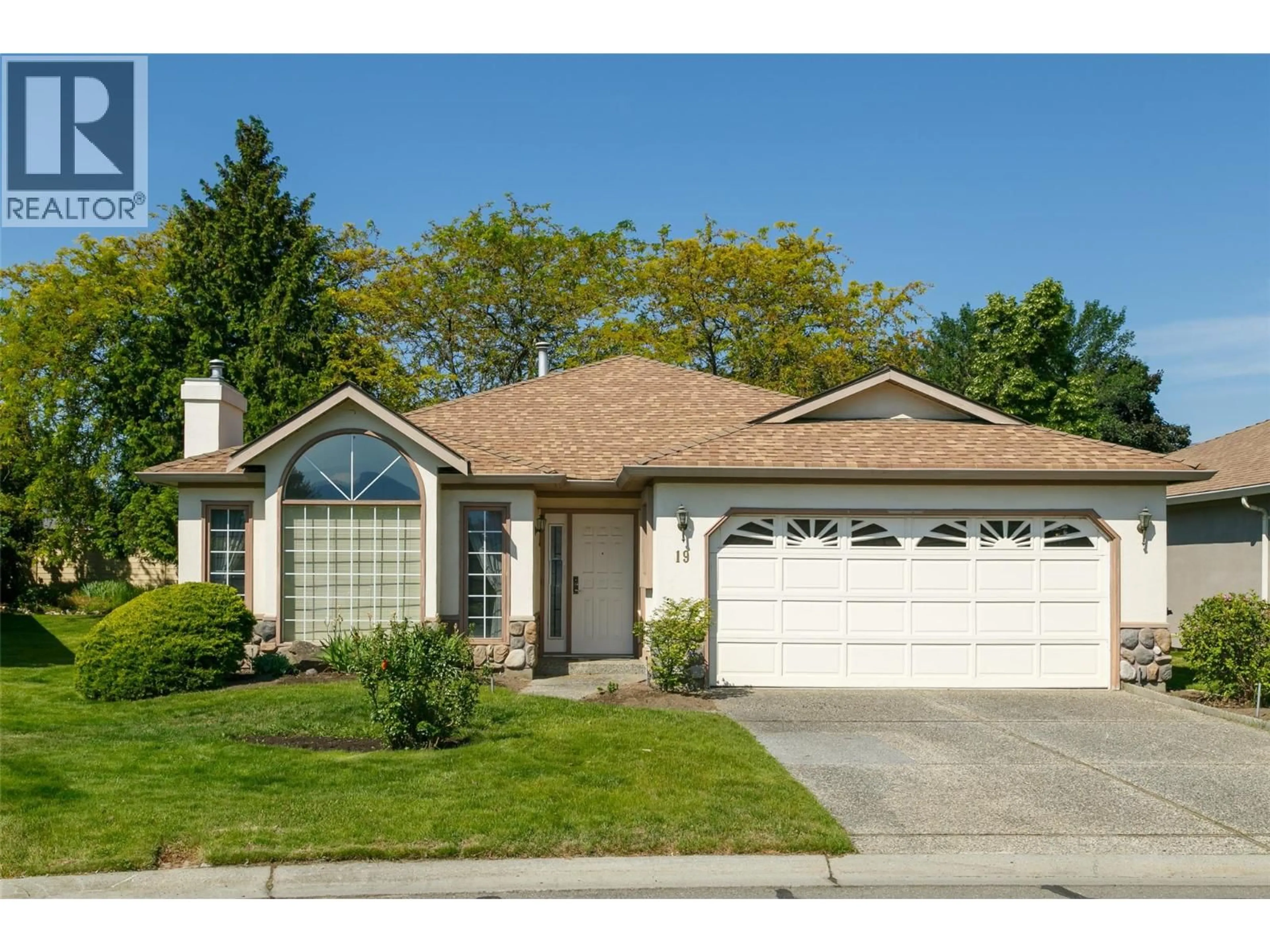 Home with vinyl exterior material, street for 19 - 1201 CAMERON AVENUE, Kelowna British Columbia V1W3S1