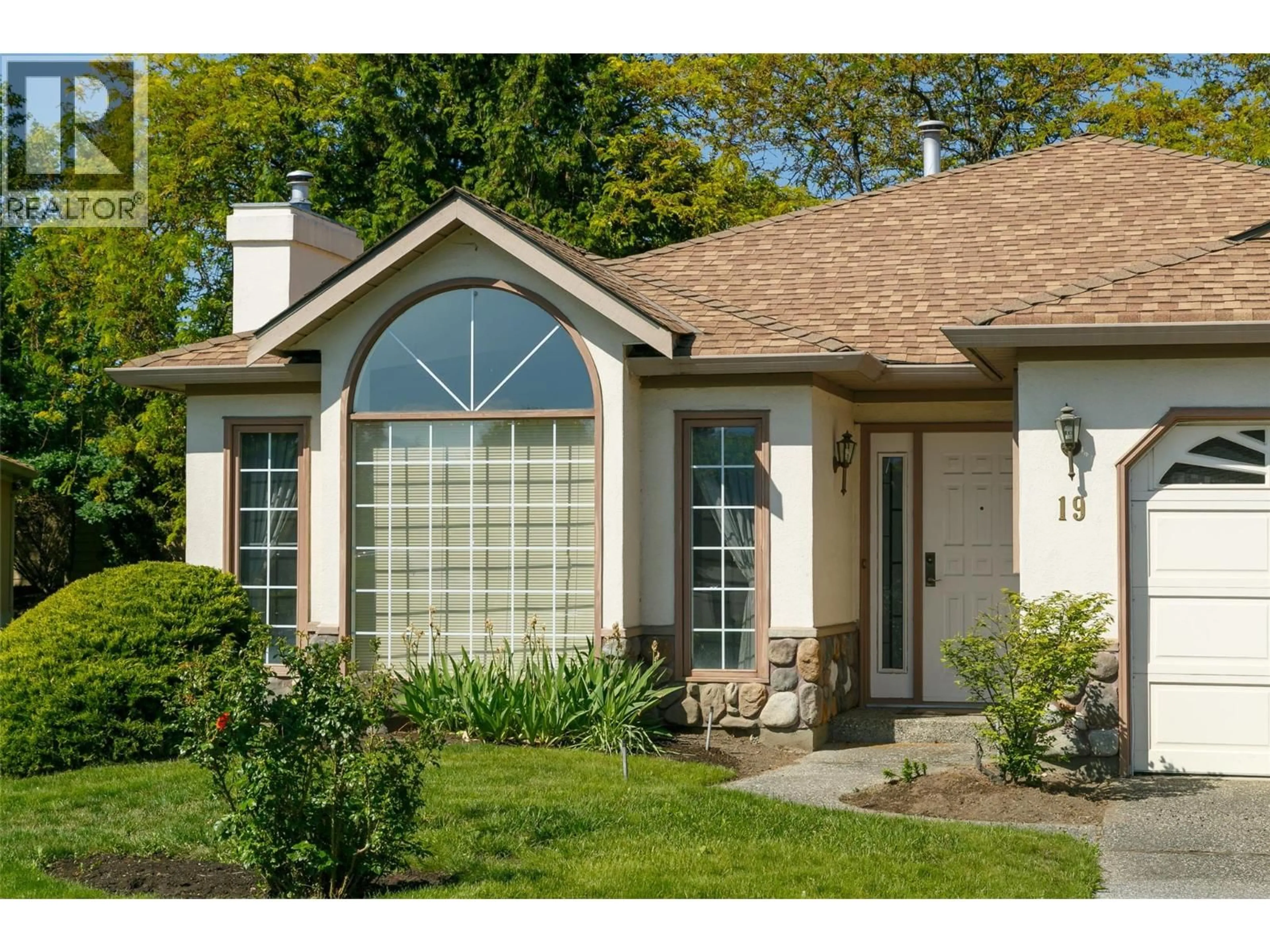 Home with vinyl exterior material, street for 19 - 1201 CAMERON AVENUE, Kelowna British Columbia V1W3S1