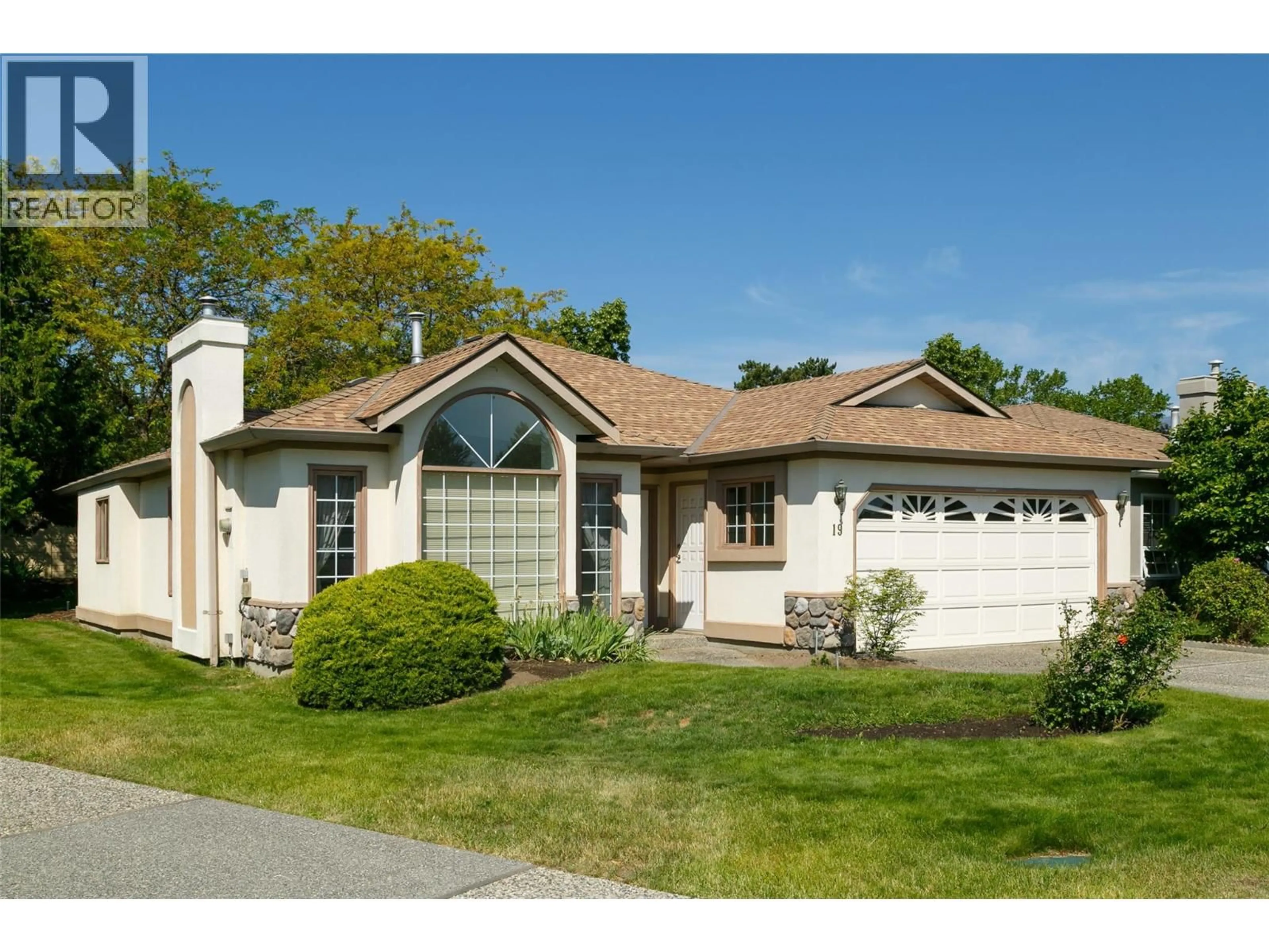 Home with vinyl exterior material, street for 19 - 1201 CAMERON AVENUE, Kelowna British Columbia V1W3S1