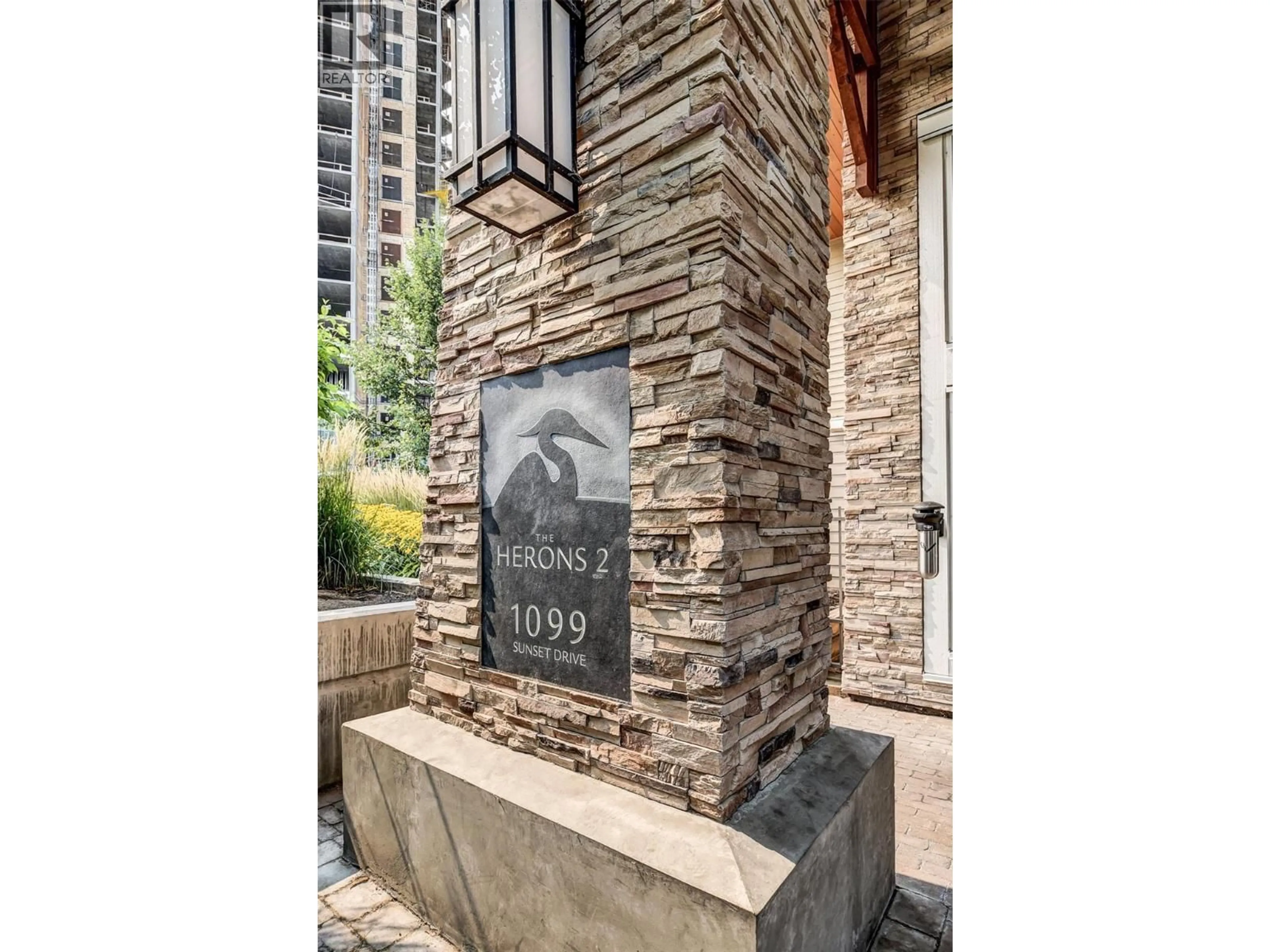 Indoor entryway for 226 - 1099 SUNSET DRIVE, Kelowna British Columbia V1Y9Z2