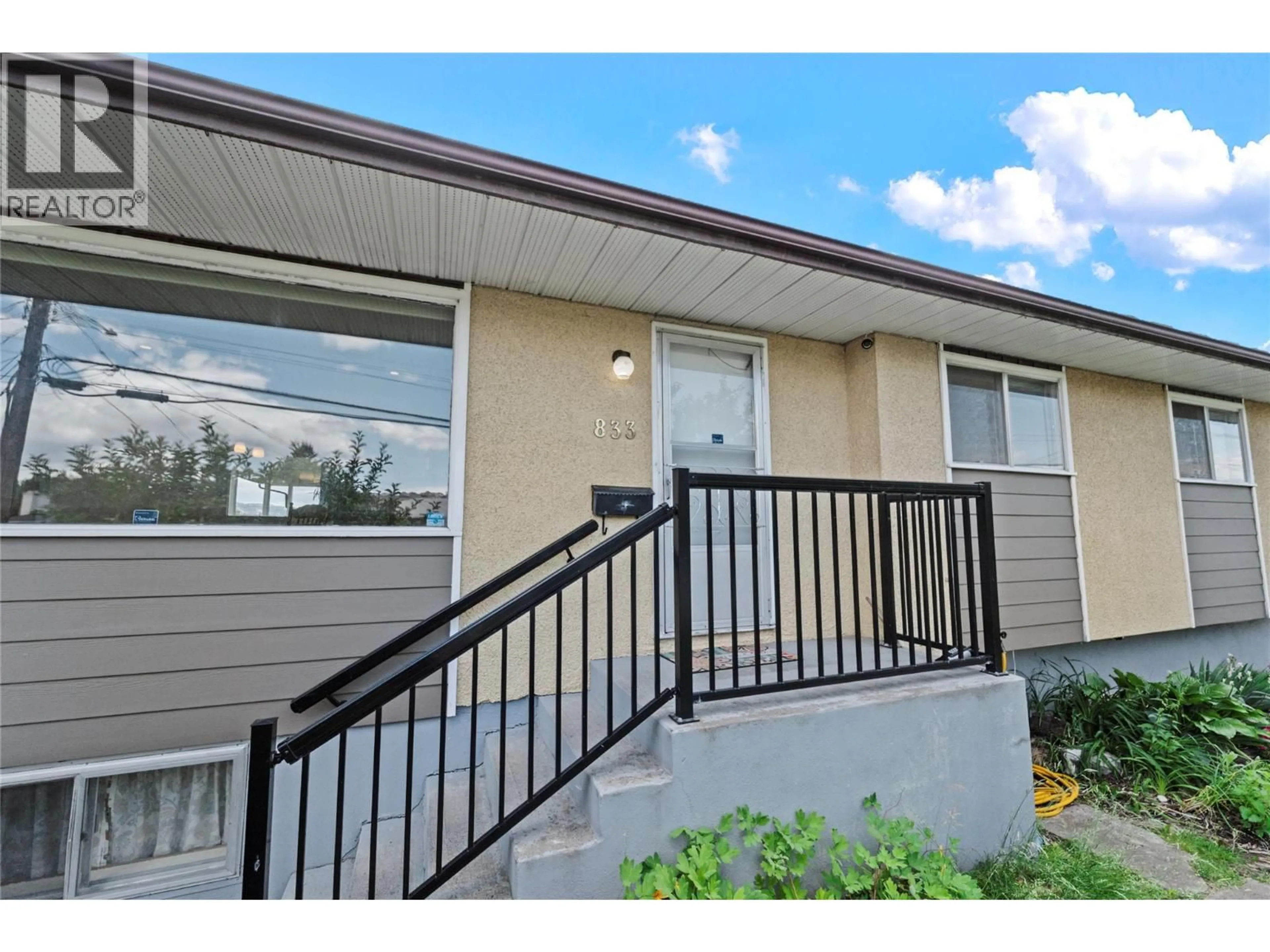 Home with vinyl exterior material, street for 833 SUDBURY AVENUE, Kamloops British Columbia V2B1Z8