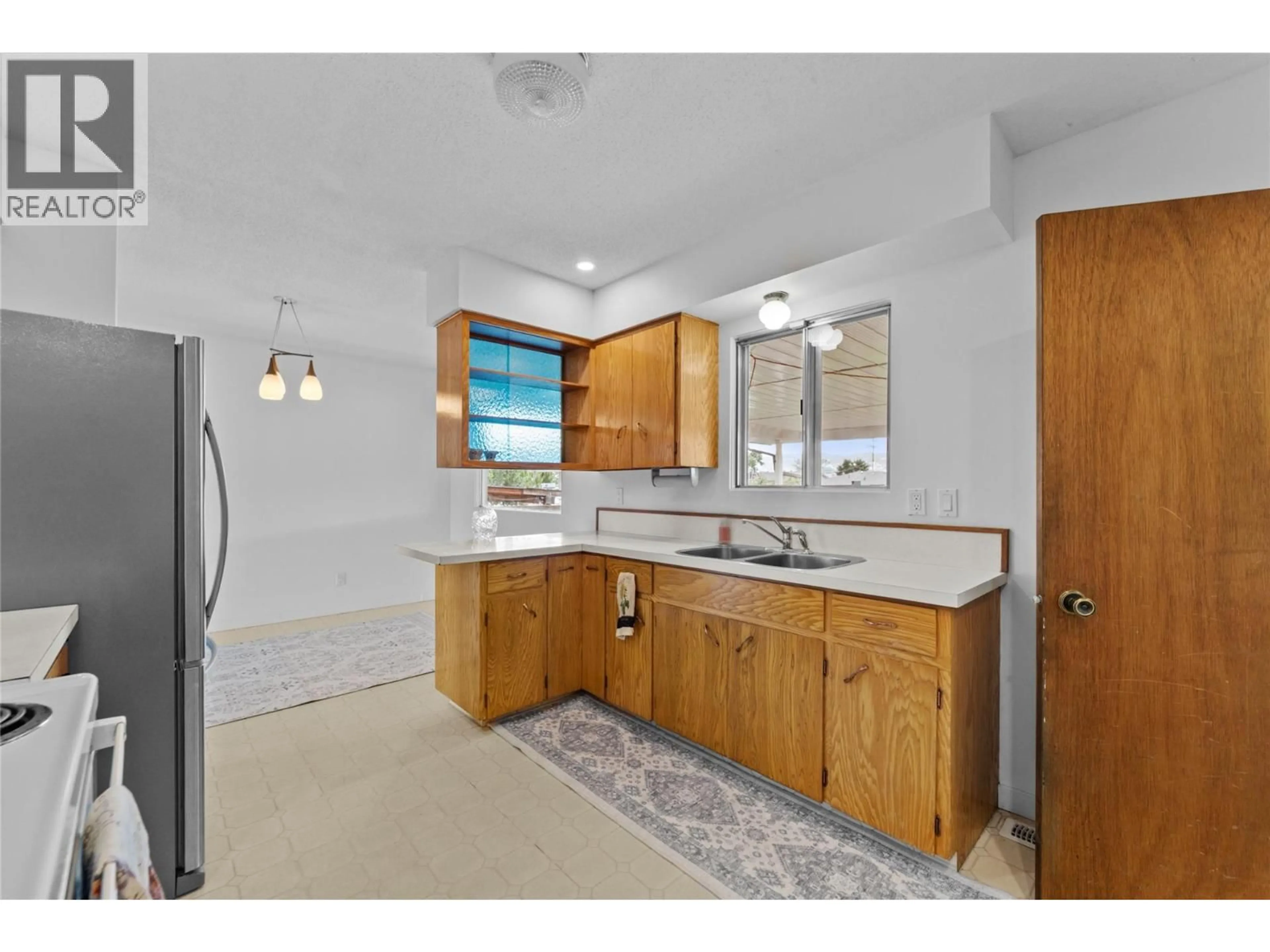Standard kitchen, ceramic/tile floor for 833 SUDBURY AVENUE, Kamloops British Columbia V2B1Z8