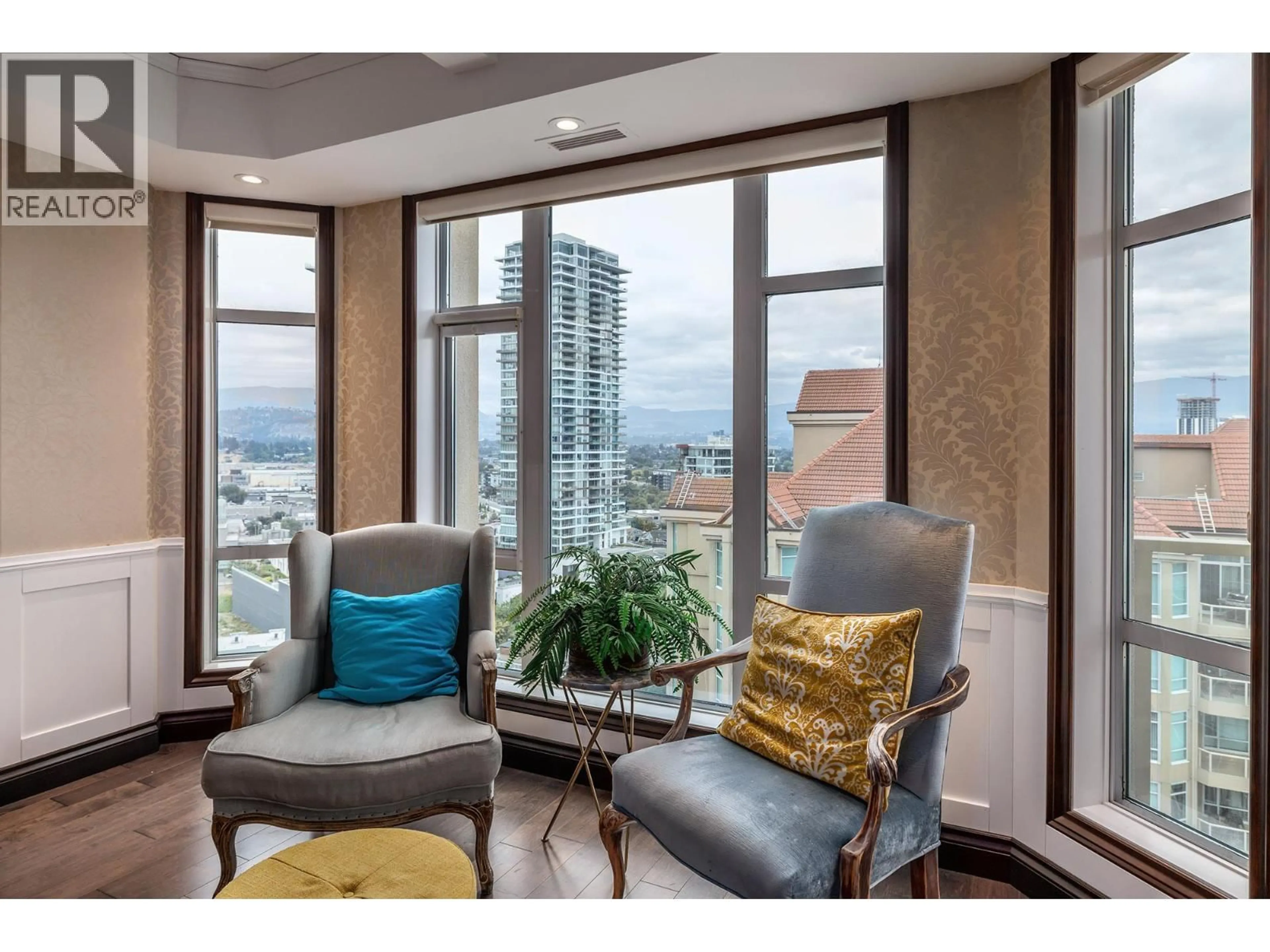 Living room with furniture, wood/laminate floor for 1702 - 1128 SUNSET DRIVE, Kelowna British Columbia V1Y9W7