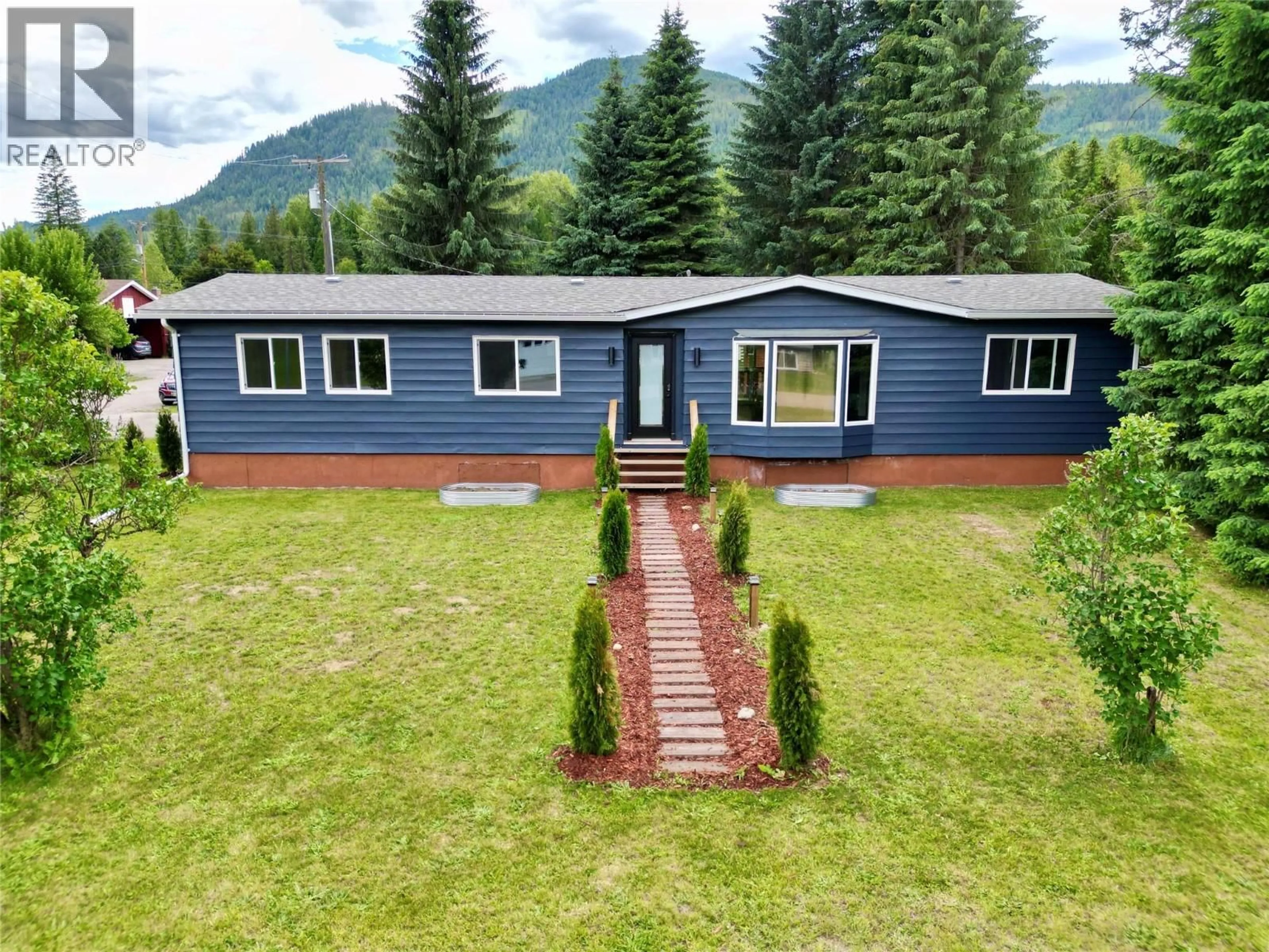 A pic from outside/outdoor area/front of a property/back of a property/a pic from drone, mountain view for 901 EIGHTH STREET, Salmo British Columbia V0G1Z0