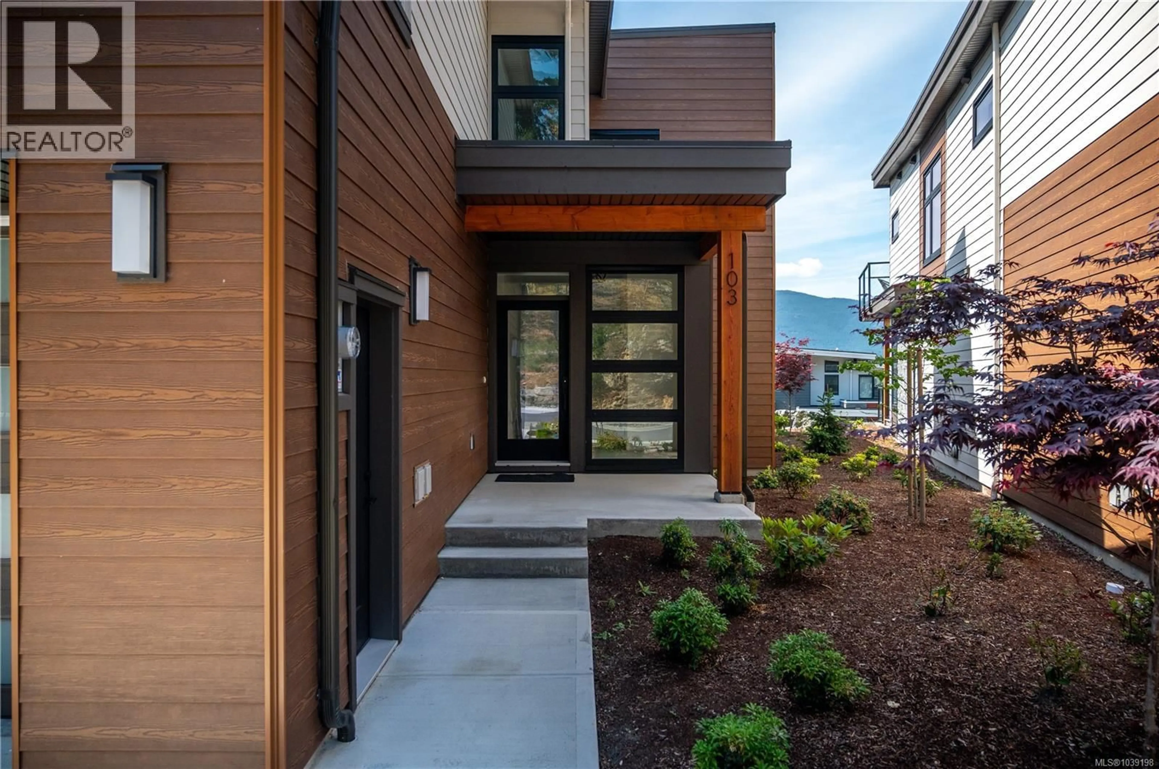 Indoor entryway for 105 - 1220 MANZANITA PLACE, Nanaimo British Columbia V9T0L7