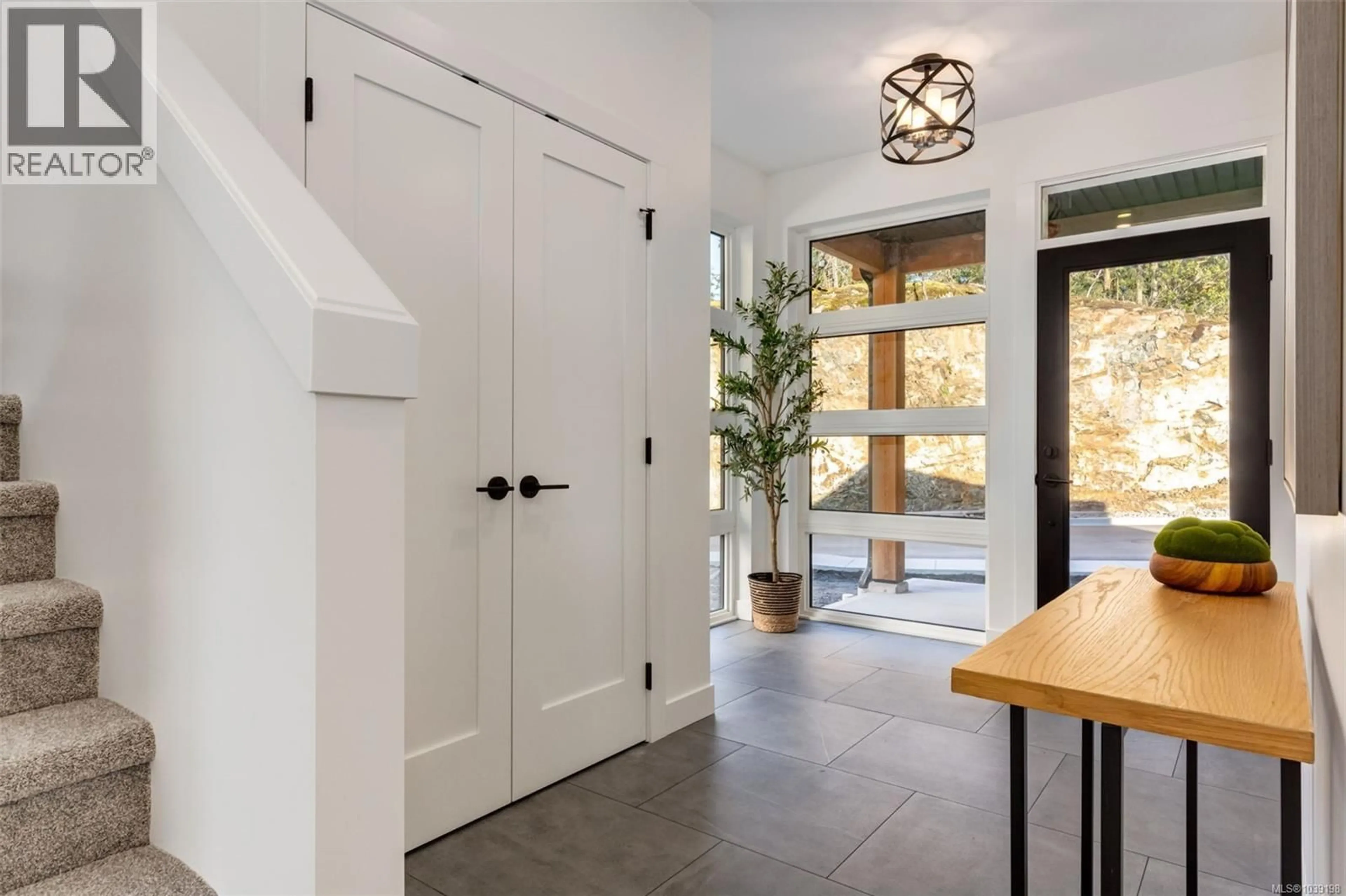 Indoor entryway for 105 - 1220 MANZANITA PLACE, Nanaimo British Columbia V9T0L7