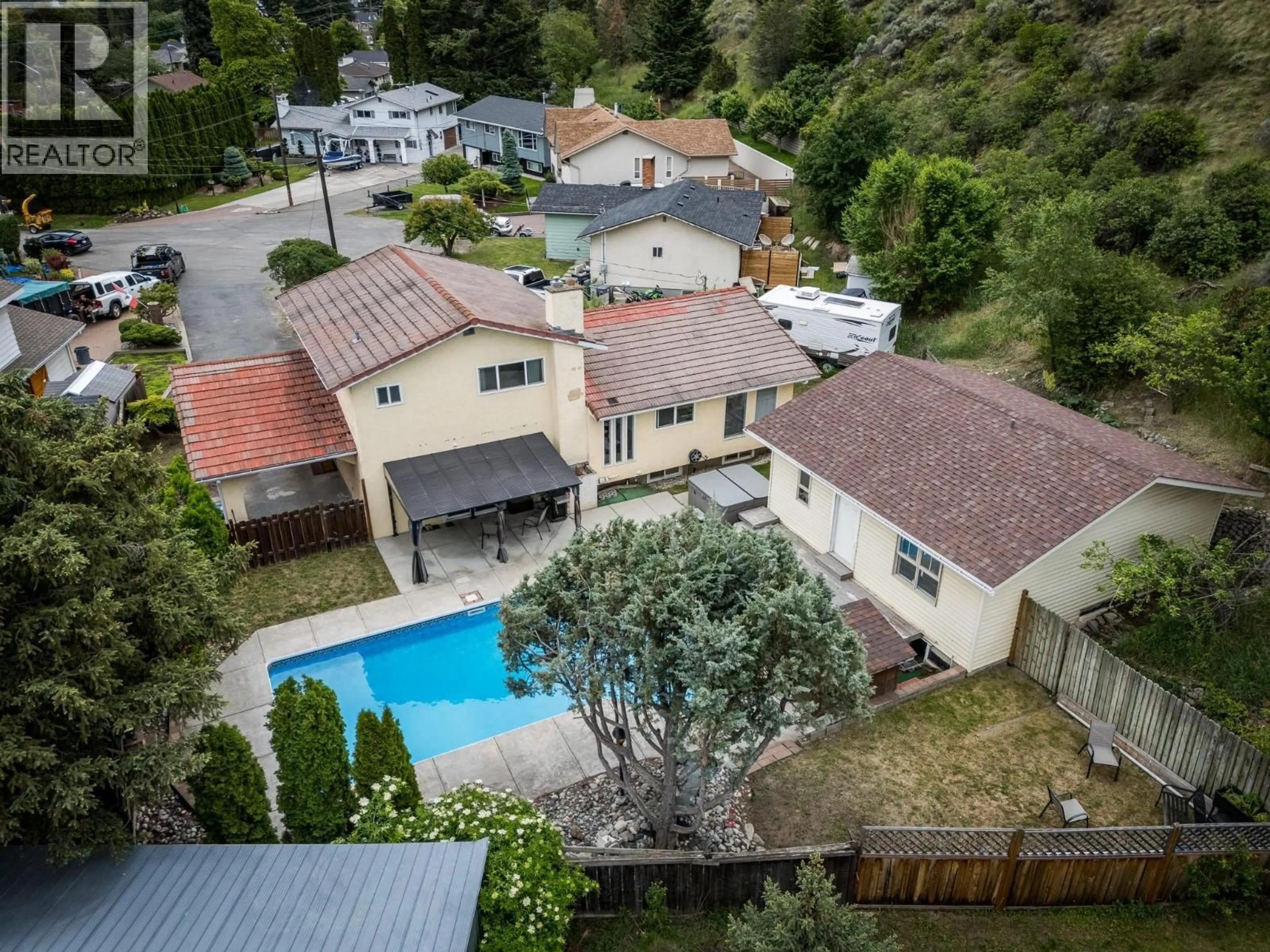 A pic from outside/outdoor area/front of a property/back of a property/a pic from drone, street for 260 MILLER PLACE, Kamloops British Columbia V2C5V8
