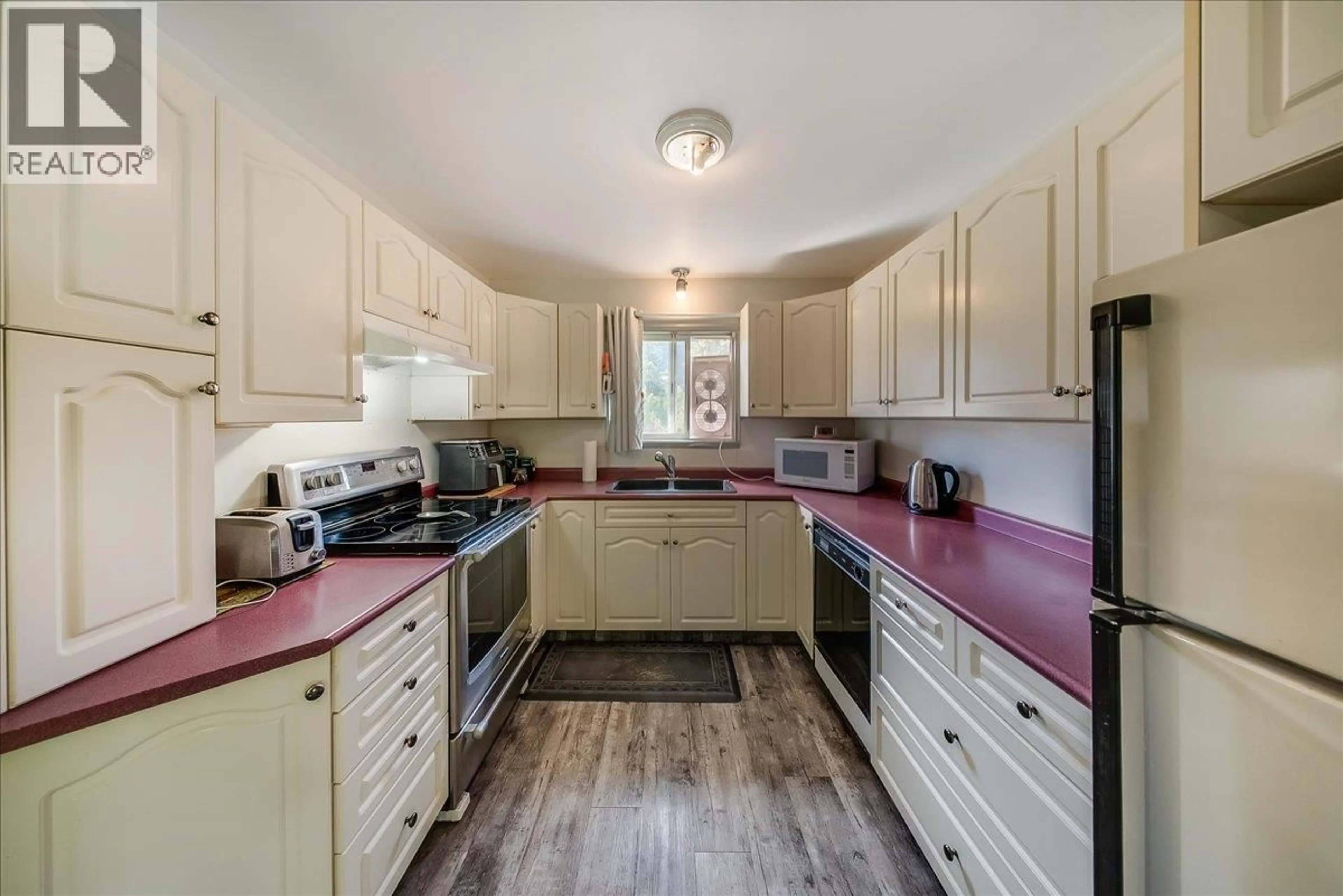 Standard kitchen, unknown for 1200 FALLS ROAD, Fruitvale British Columbia V0G1P0