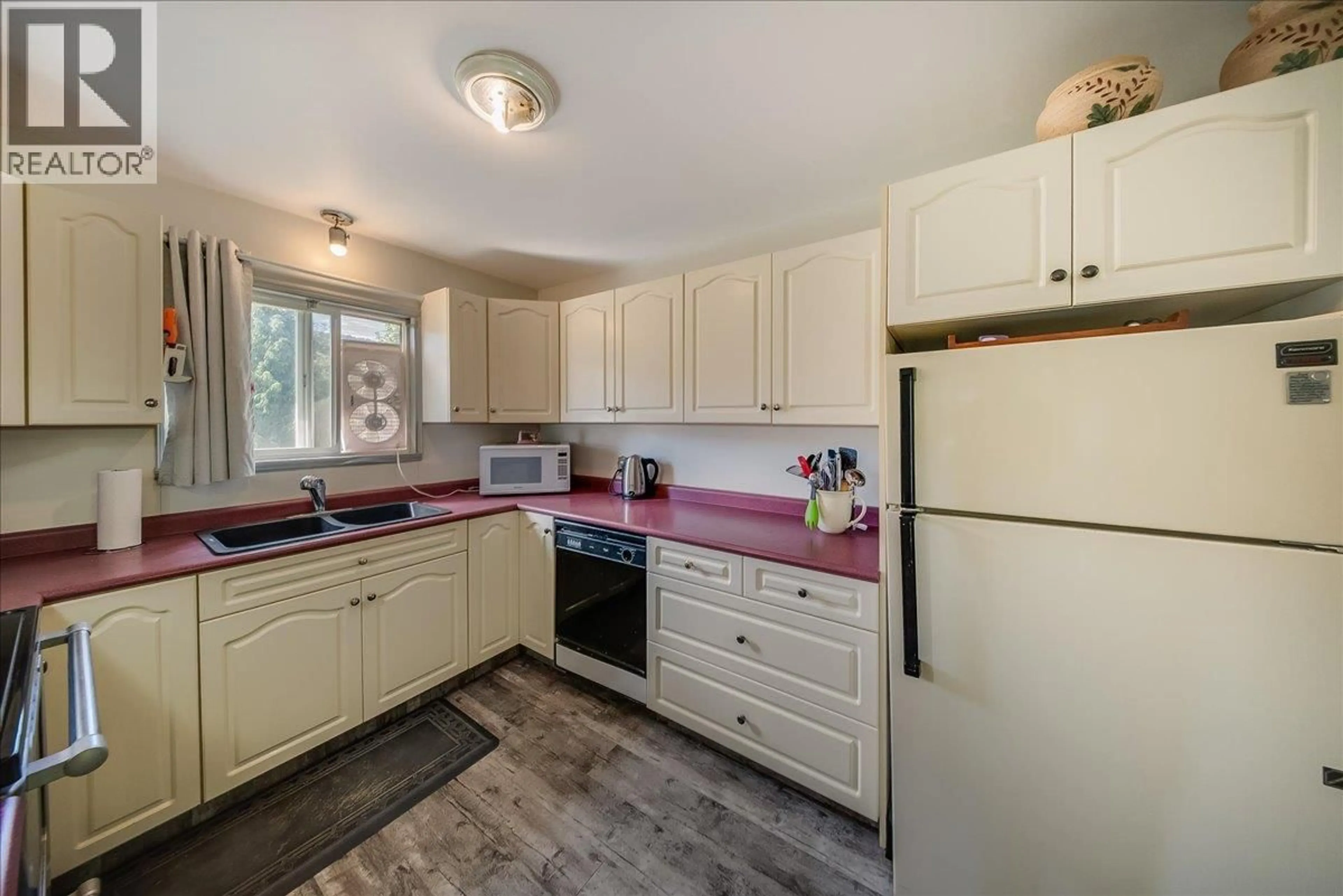 Standard kitchen, unknown for 1200 FALLS ROAD, Fruitvale British Columbia V0G1P0