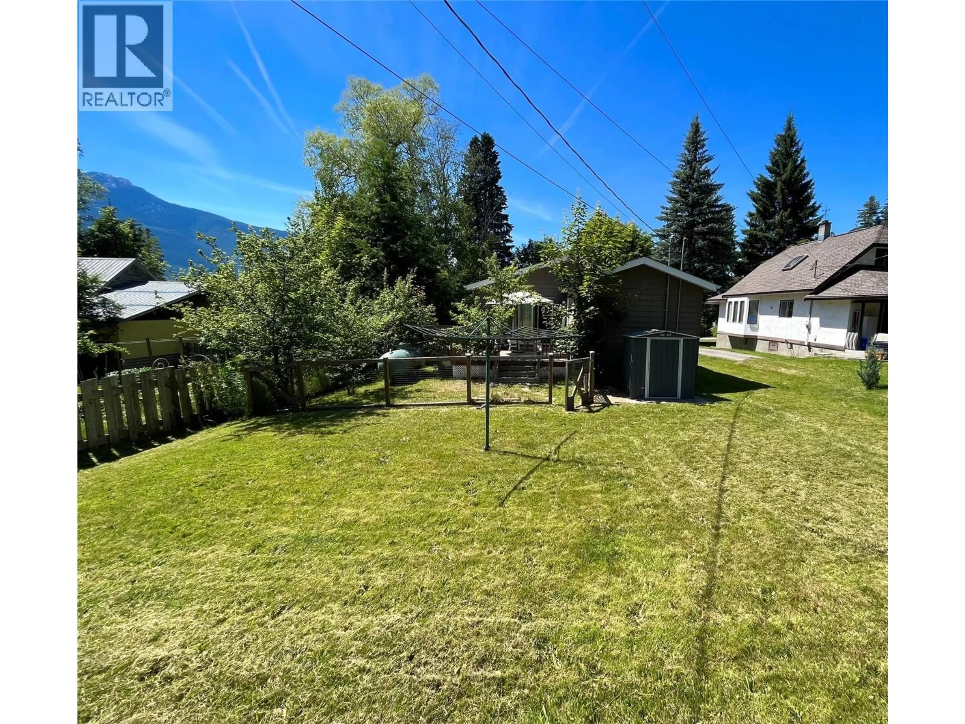 A pic from outside/outdoor area/front of a property/back of a property/a pic from drone, unknown for 313 1ST AVENUE NORTHWEST, Nakusp British Columbia V0G1R0