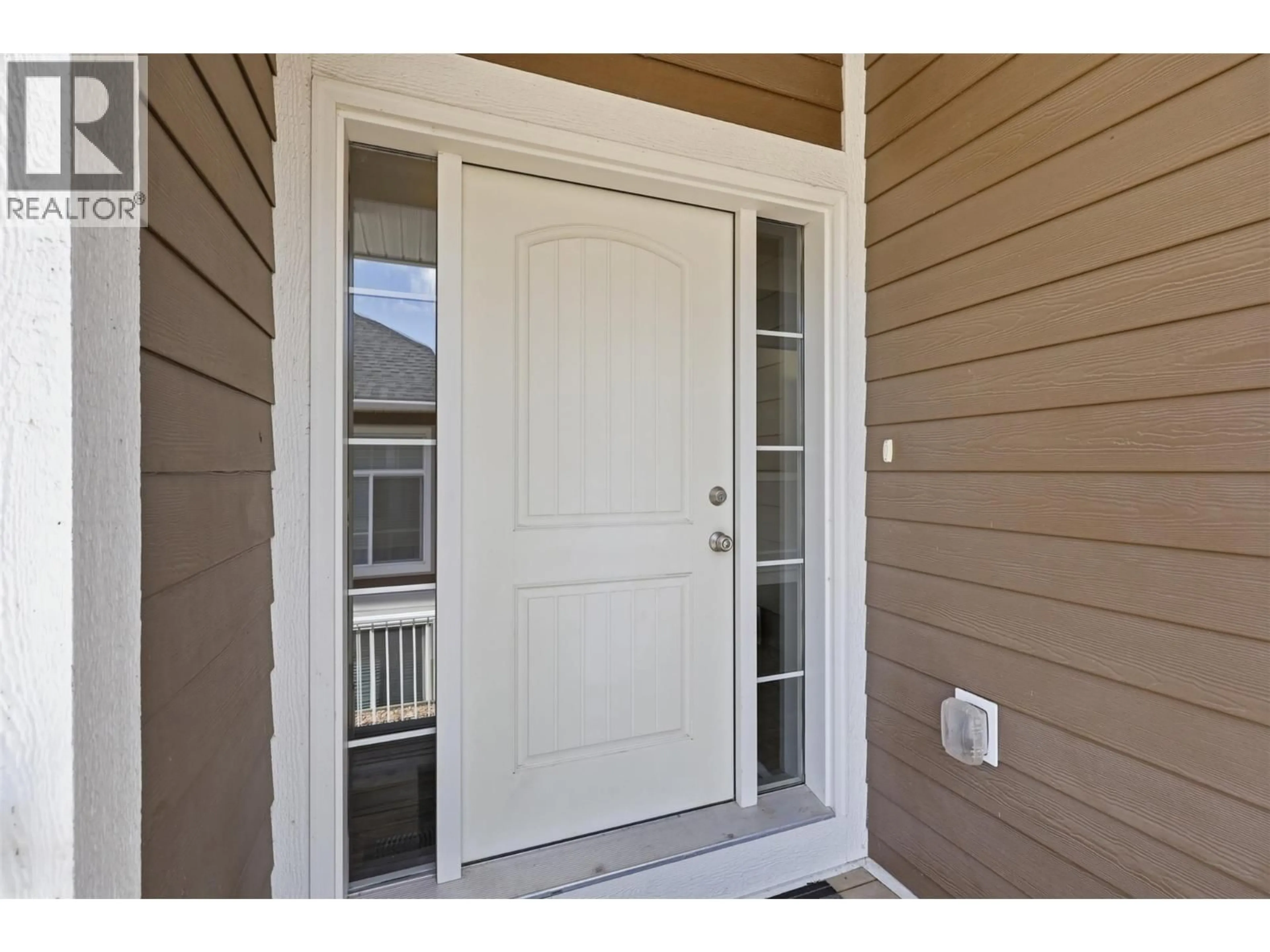 Indoor entryway for 103 - 2514 SPRING BANK AVENUE, Merritt British Columbia V1K0B1