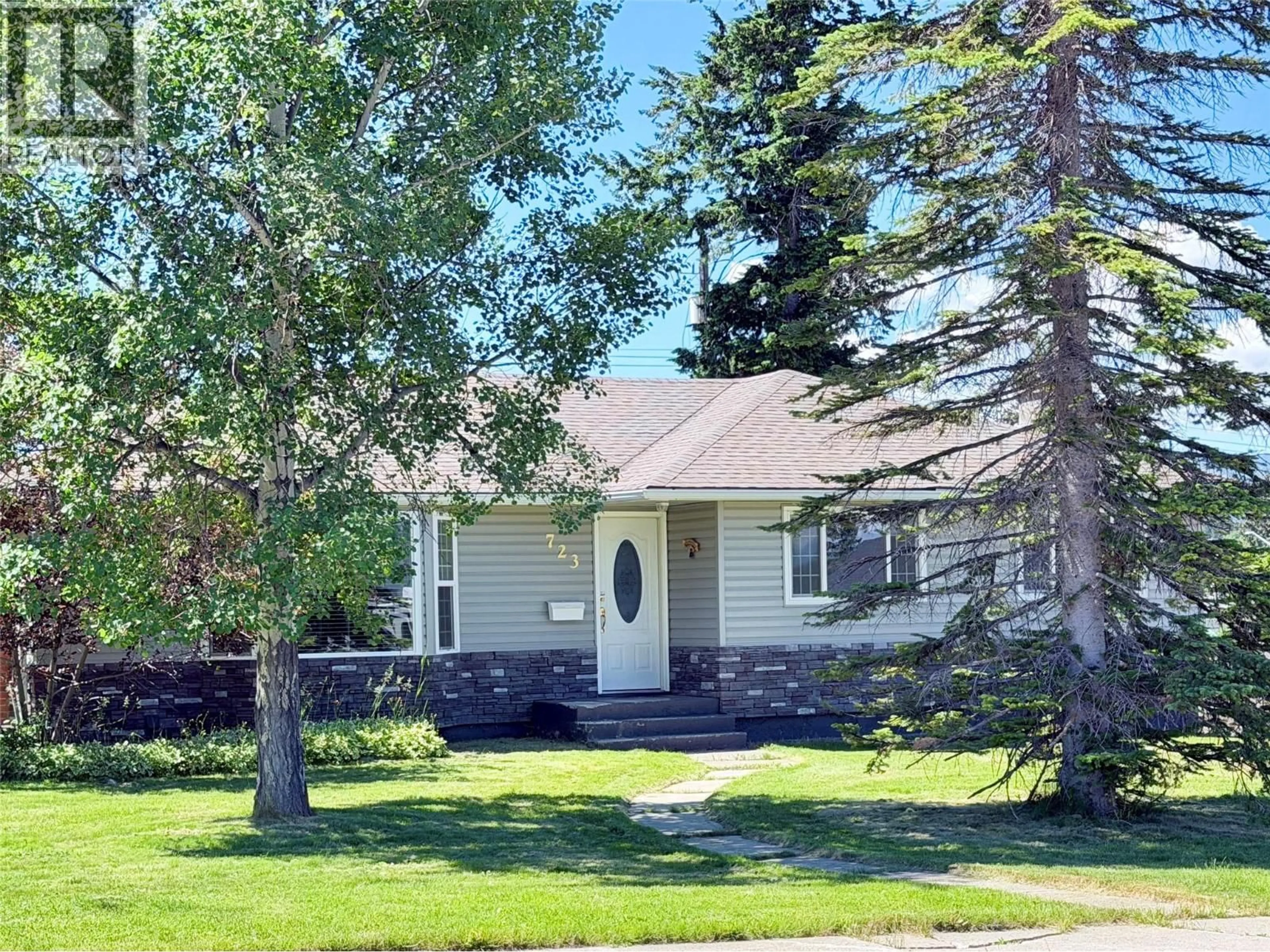 Home with vinyl exterior material, street for 723 8TH STREET SOUTH, Cranbrook British Columbia V1C1P5