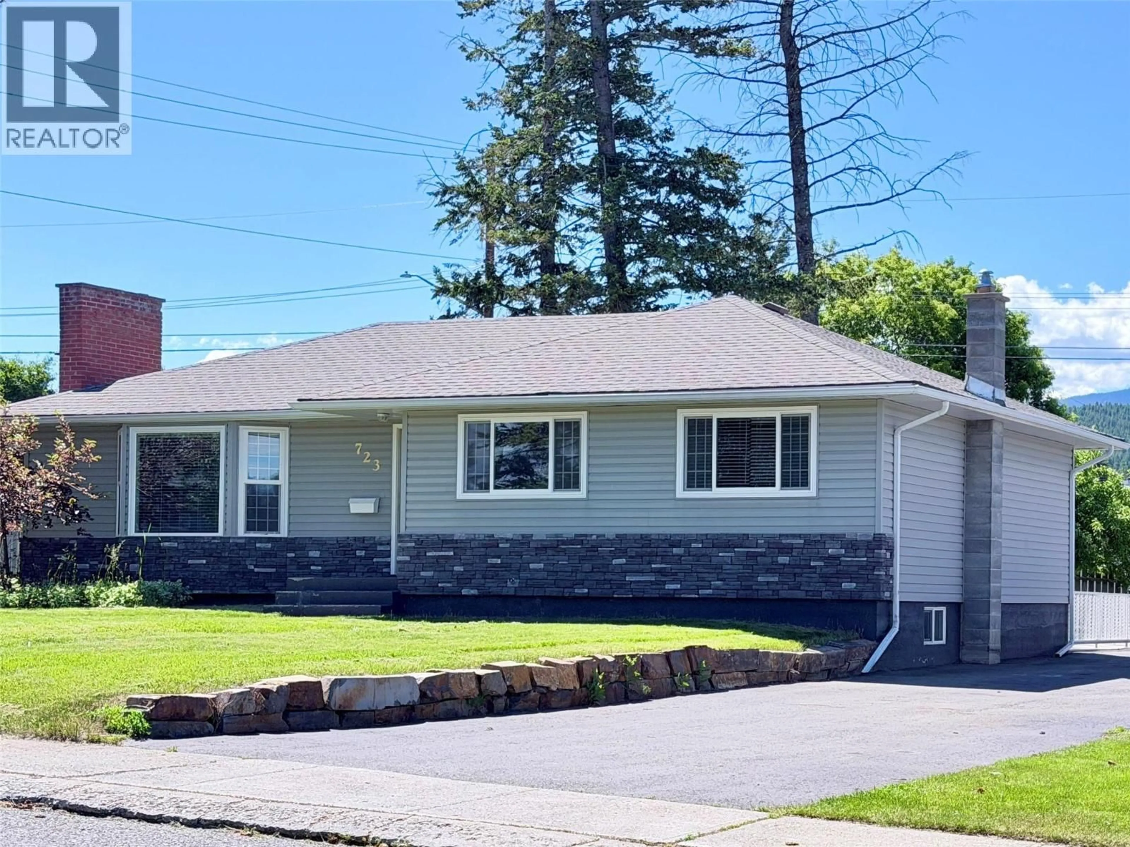 Home with vinyl exterior material, street for 723 8TH STREET SOUTH, Cranbrook British Columbia V1C1P5