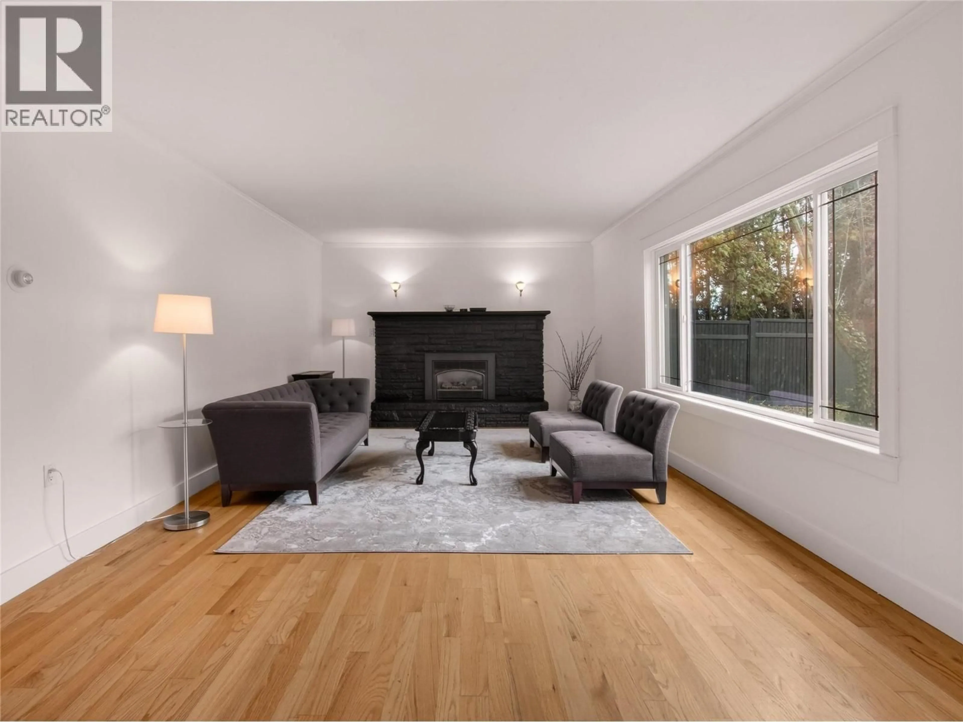 Living room with furniture, wood/laminate floor for 410 UPPER BENCH ROAD NORTH, Penticton British Columbia V2A8T4