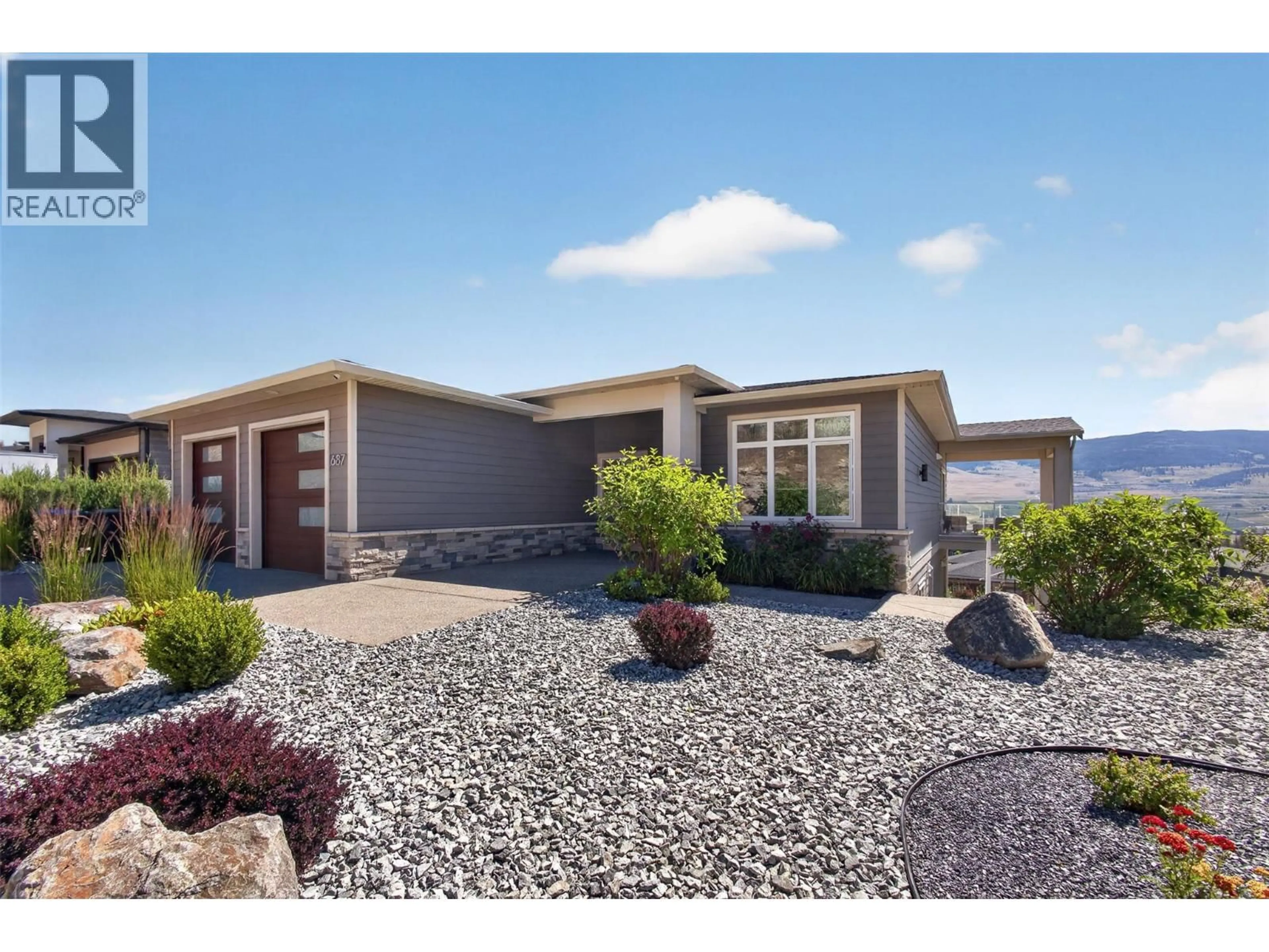 Home with vinyl exterior material, street for 687 ACADIA STREET, Kelowna British Columbia V1V0A8