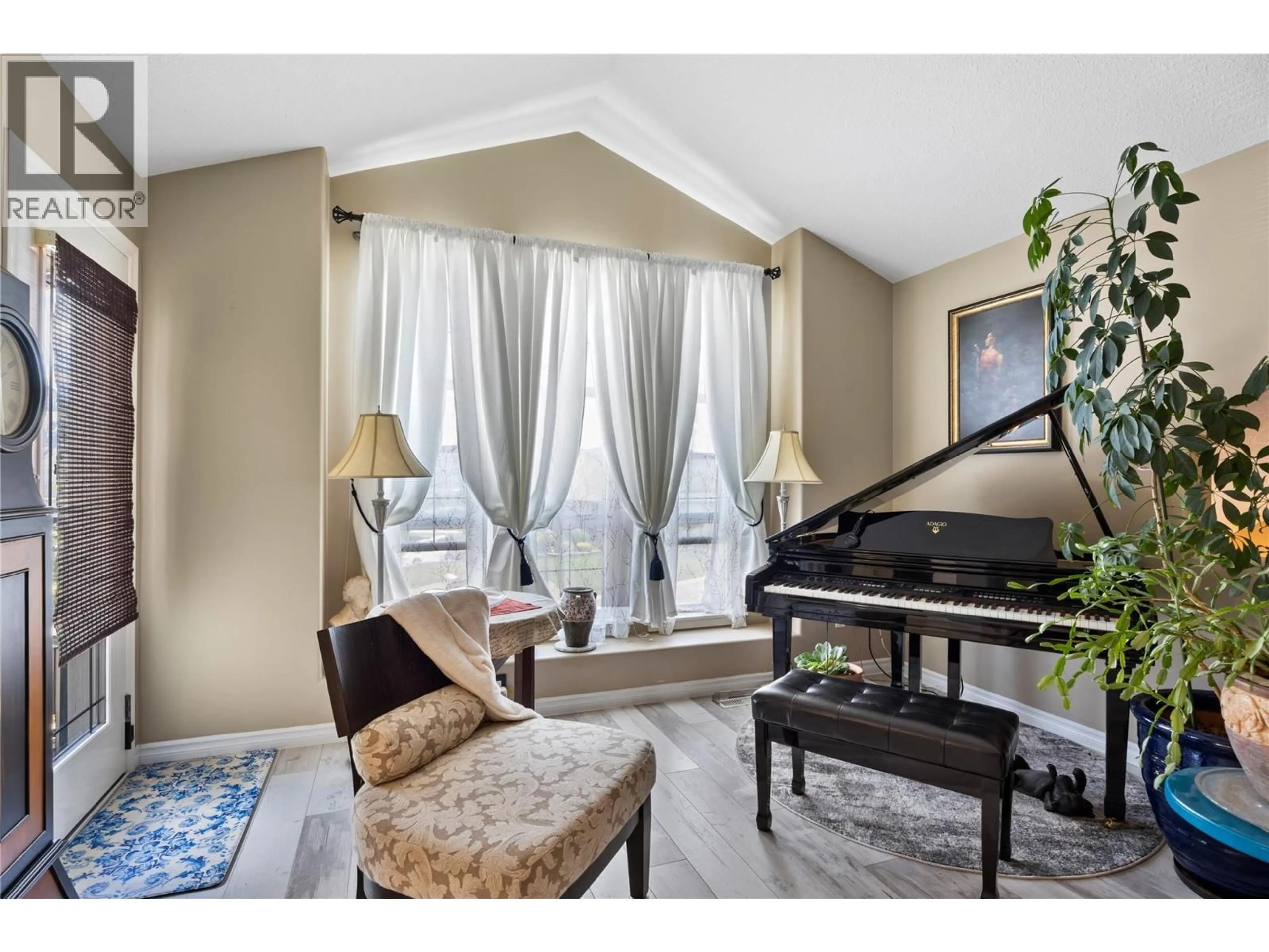 Living room with furniture, unknown for 1070 NORVIEW ROAD, Kamloops British Columbia V2B8M1