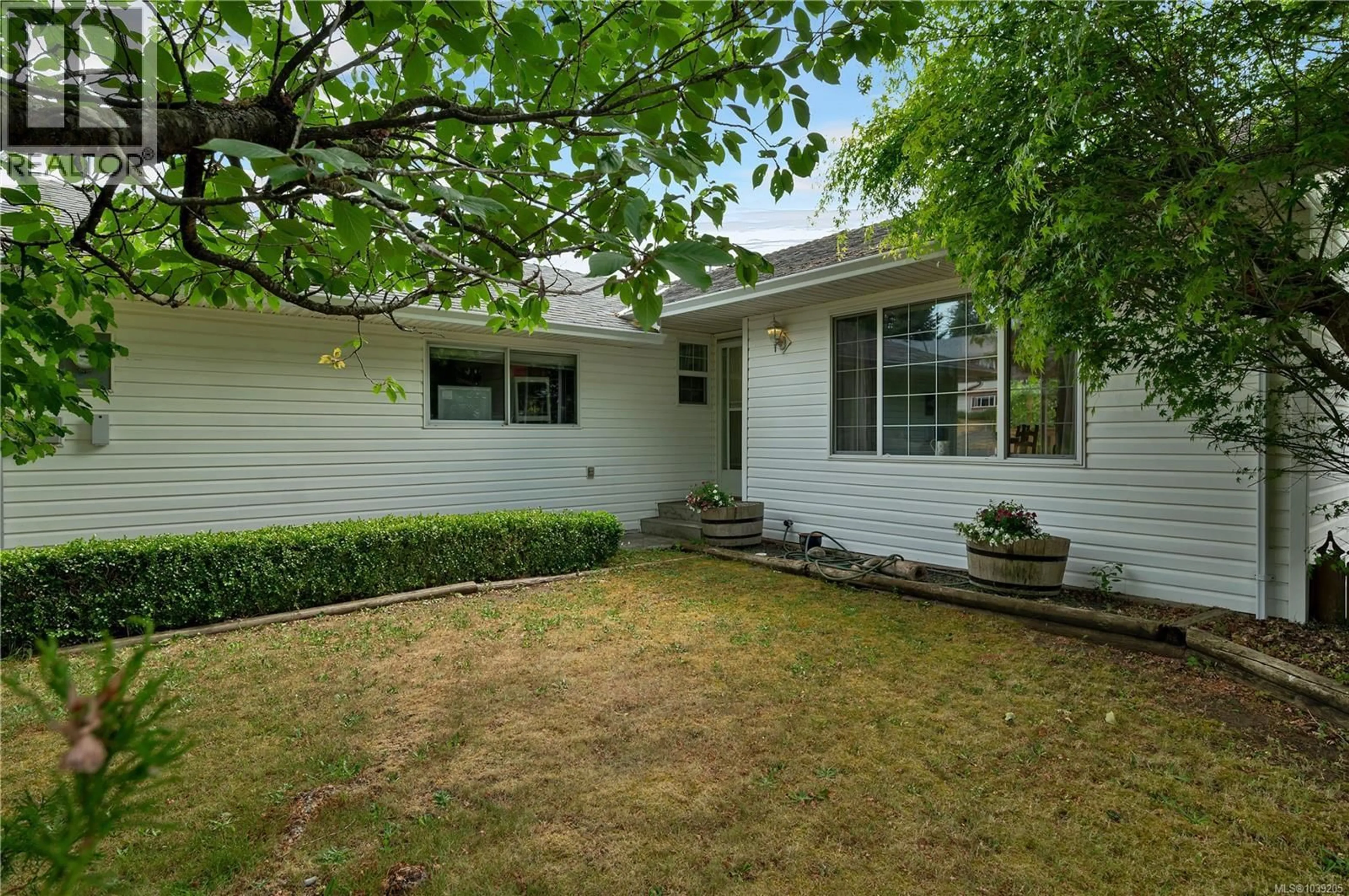 Home with vinyl exterior material, street for 755 KIT CRESCENT, Campbell River British Columbia V9H1P6