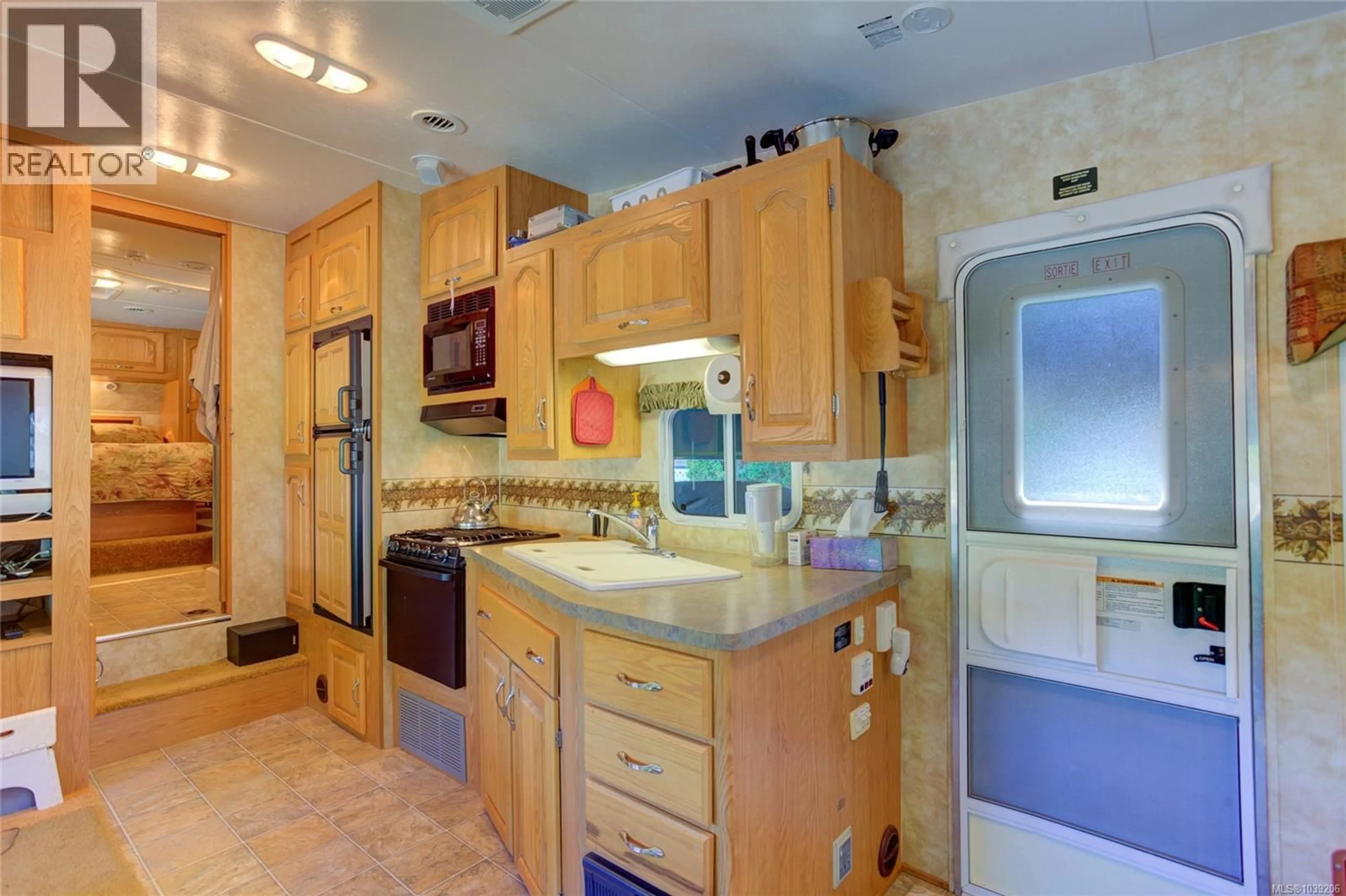 Standard kitchen, ceramic/tile floor for 6 - 6855 PARK AVENUE, Honeymoon Bay British Columbia V0R1G0