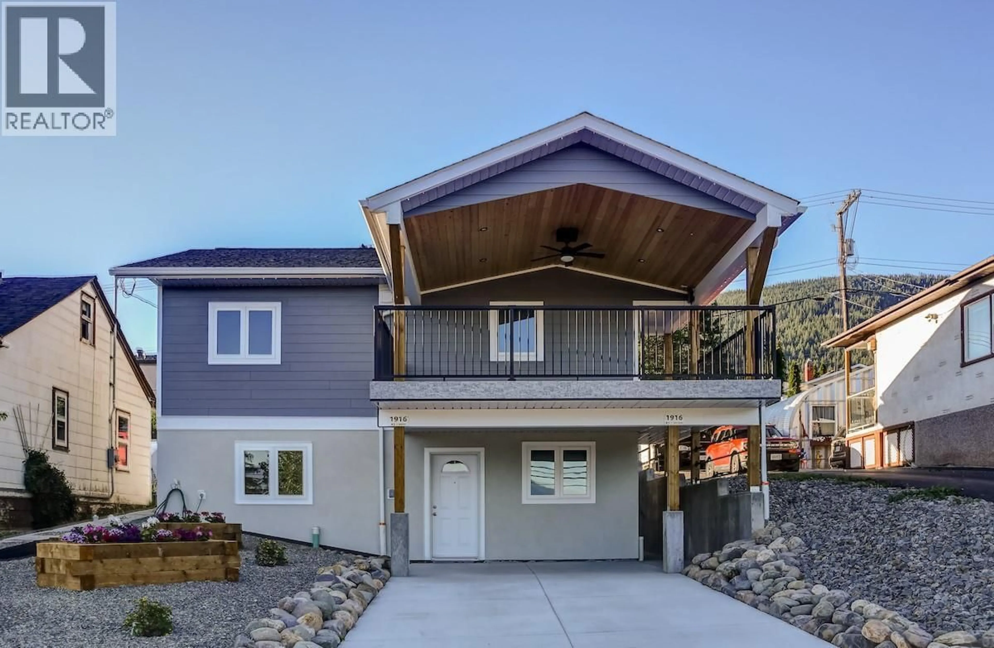Home with vinyl exterior material, mountain view for 1916 CANYON STREET, Creston British Columbia V0B1G5