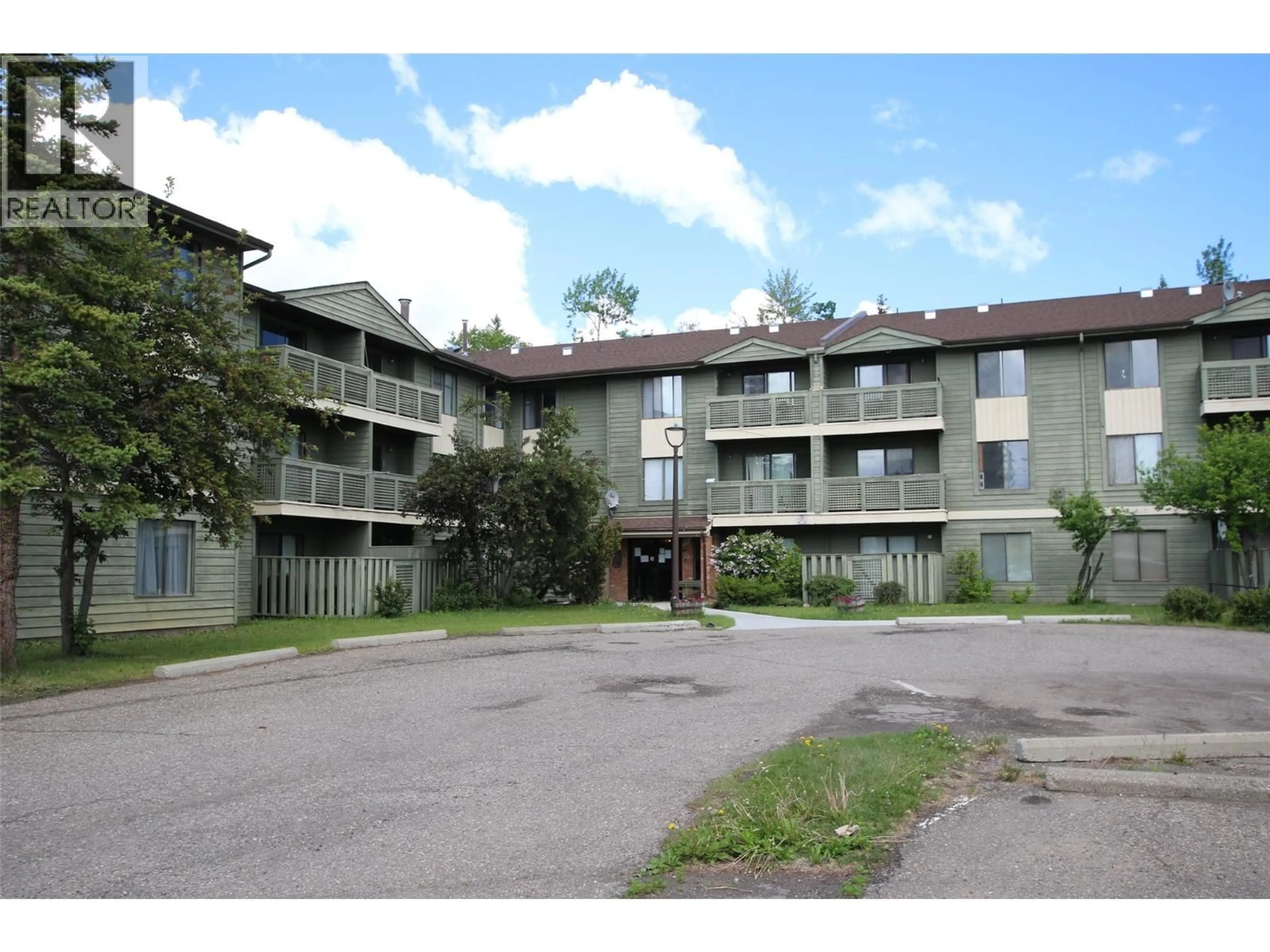 Patio, building for 310 - 185 CHAMBERLAIN CRESCENT, Tumbler Ridge British Columbia V0C2W0