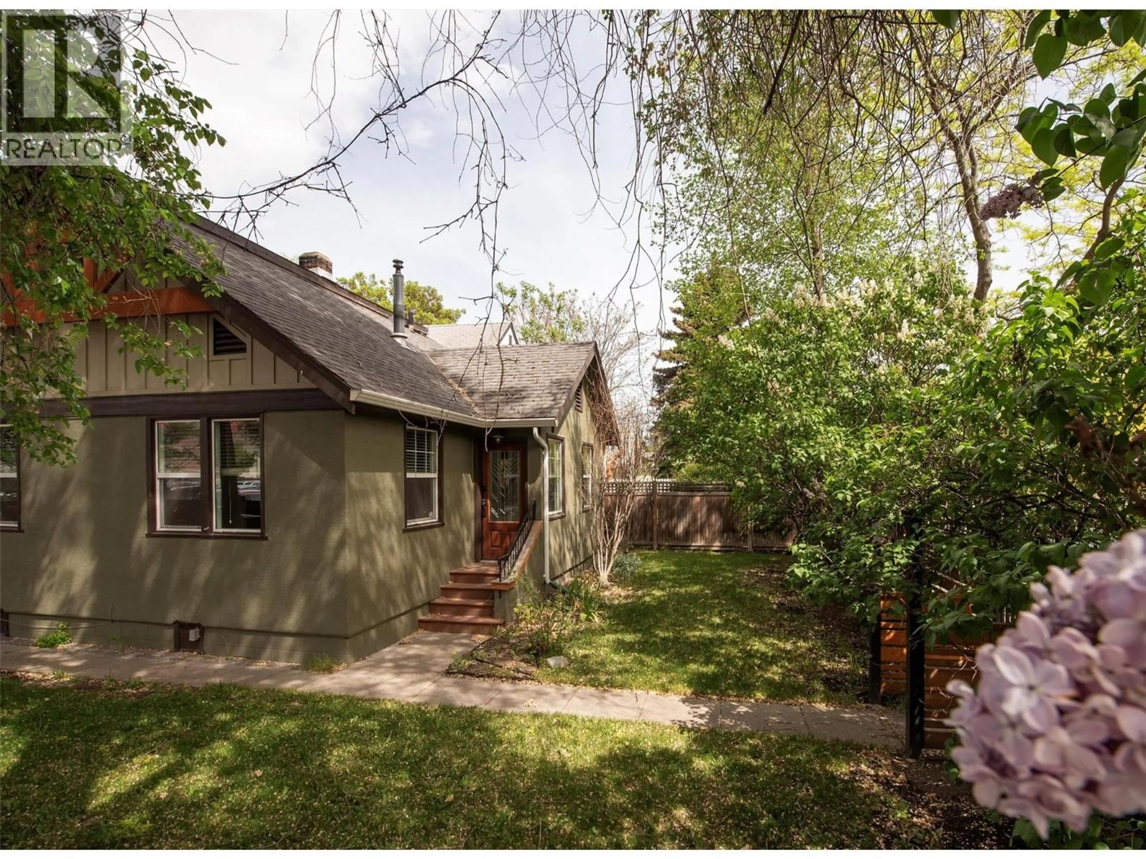 A pic from outside/outdoor area/front of a property/back of a property/a pic from drone, street for 730 FULLER AVENUE, Kelowna British Columbia V1Y6X3