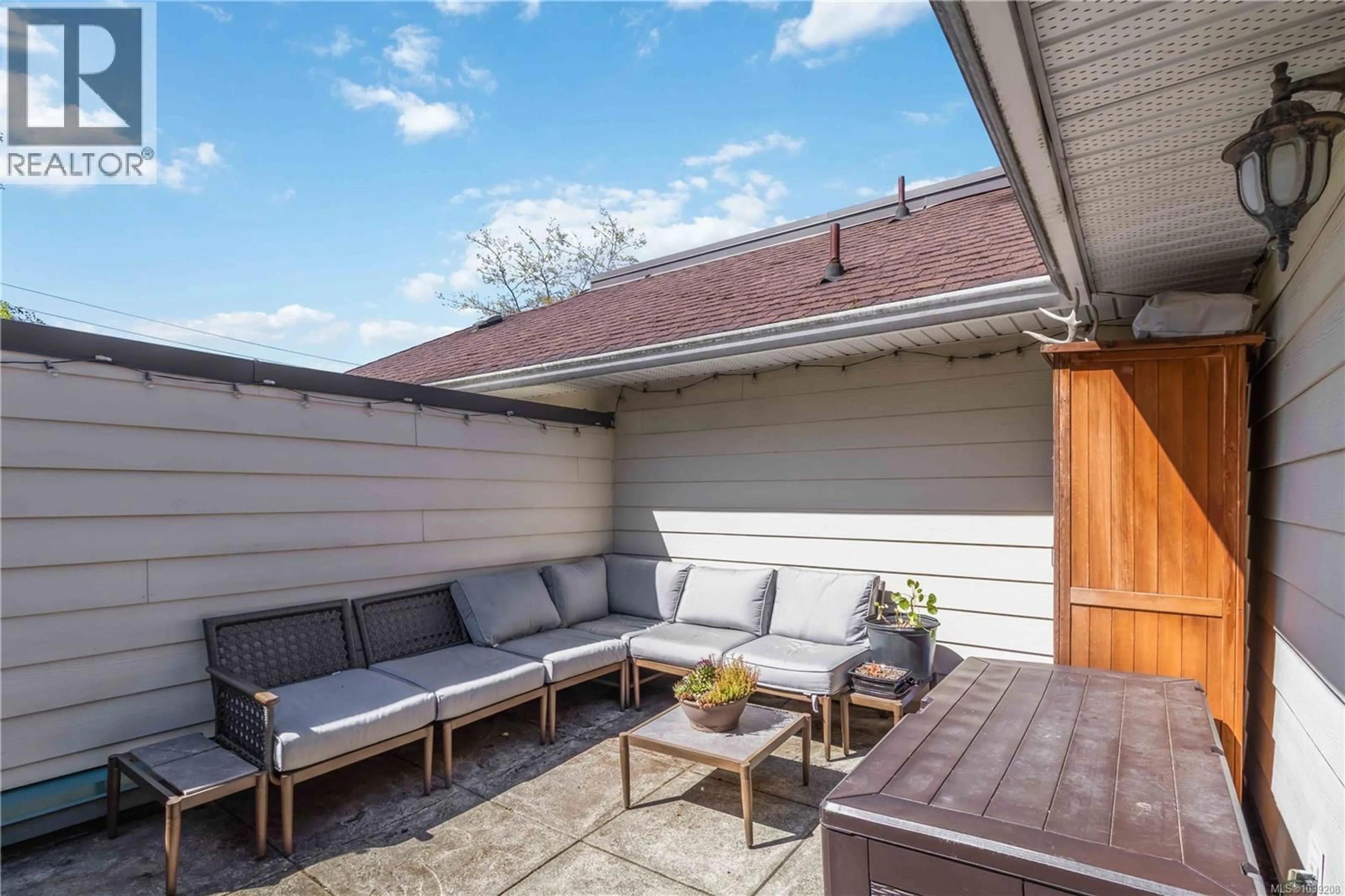 Patio, street for 301 - 400 DUPPLIN ROAD, Saanich British Columbia V8Z1B7
