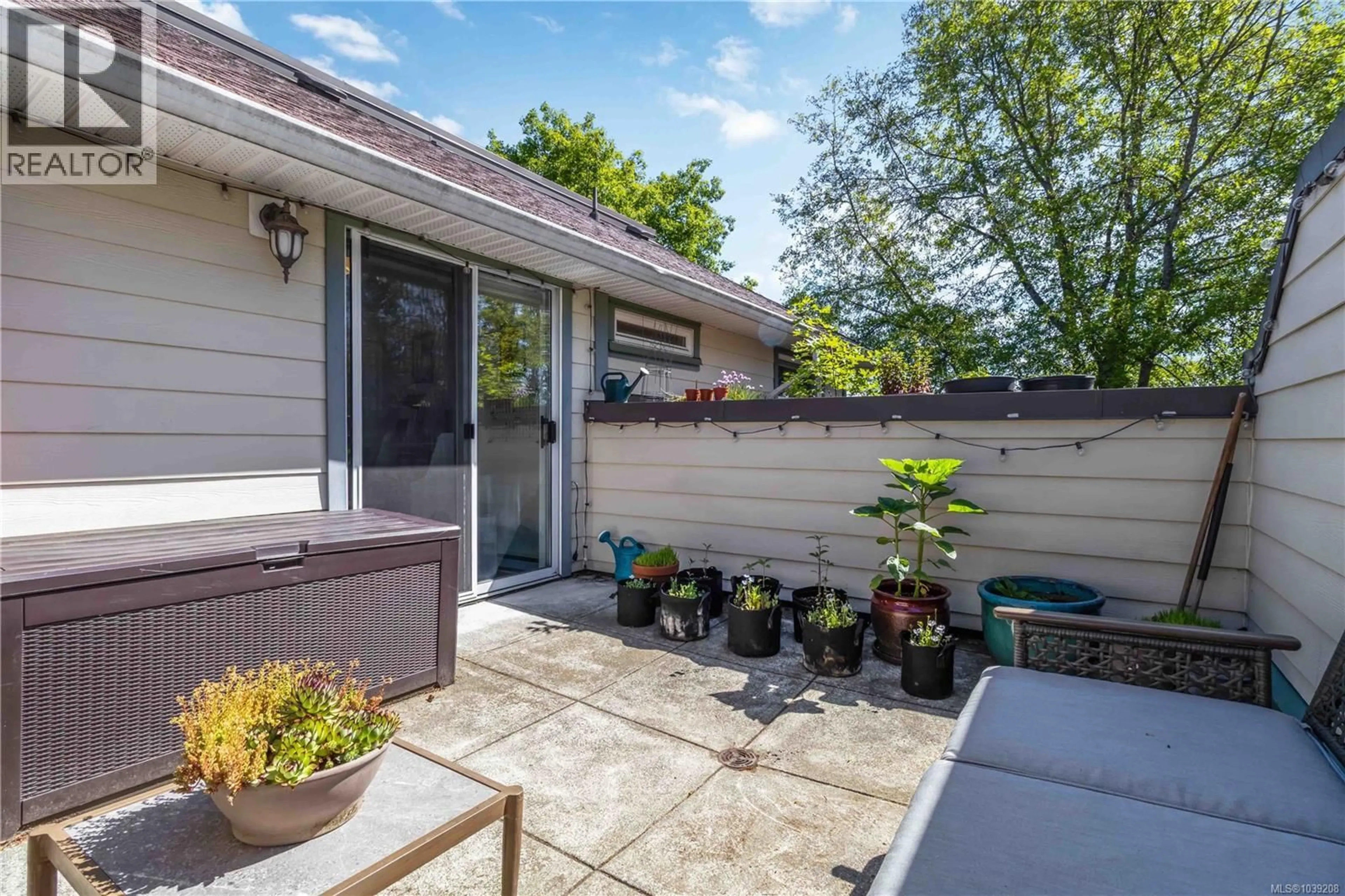 Patio, street for 301 - 400 DUPPLIN ROAD, Saanich British Columbia V8Z1B7