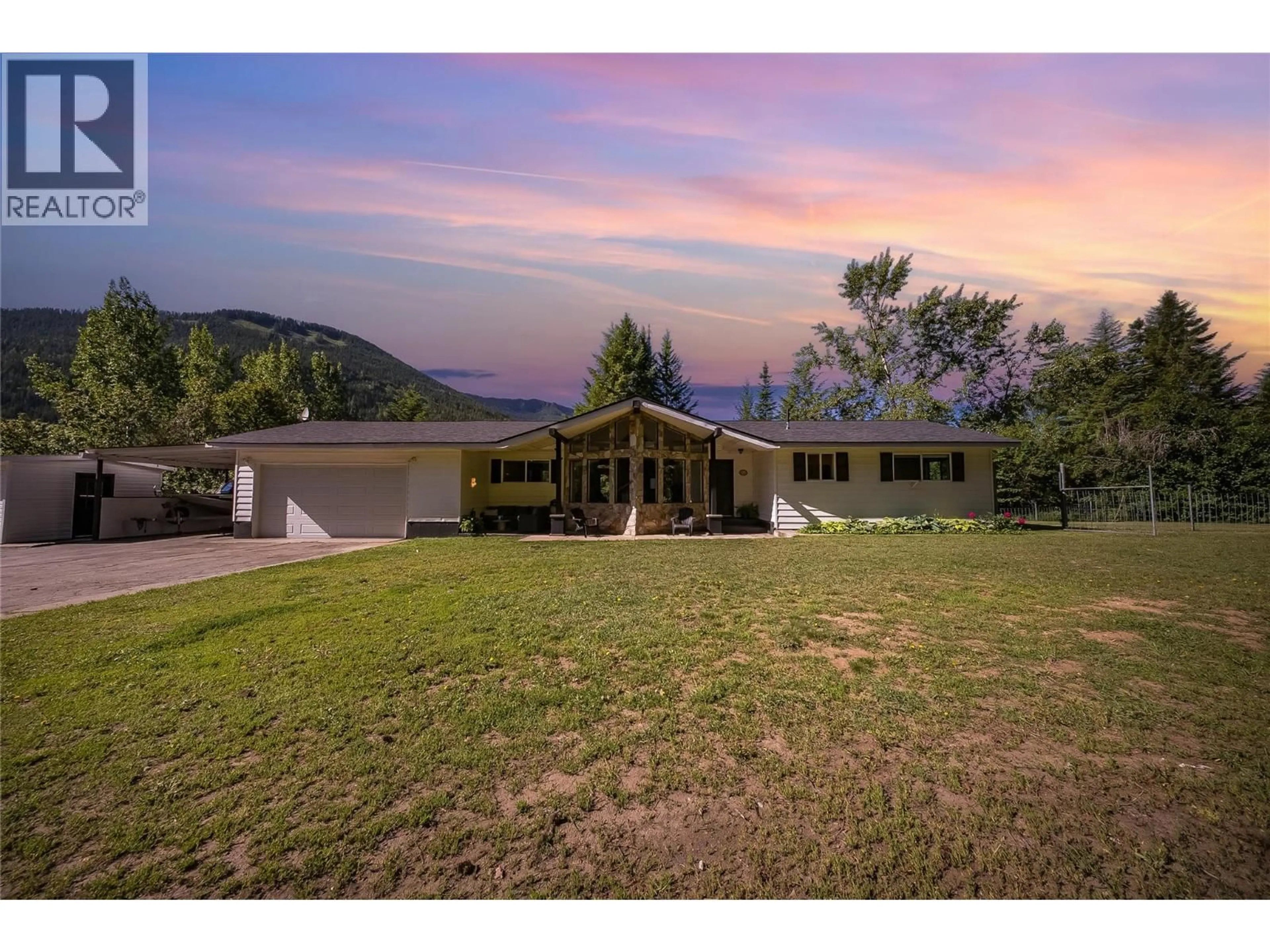 A pic from outside/outdoor area/front of a property/back of a property/a pic from drone, mountain view for 4383 ROSS SPUR ROAD, Ross Spur British Columbia V0G1Z0