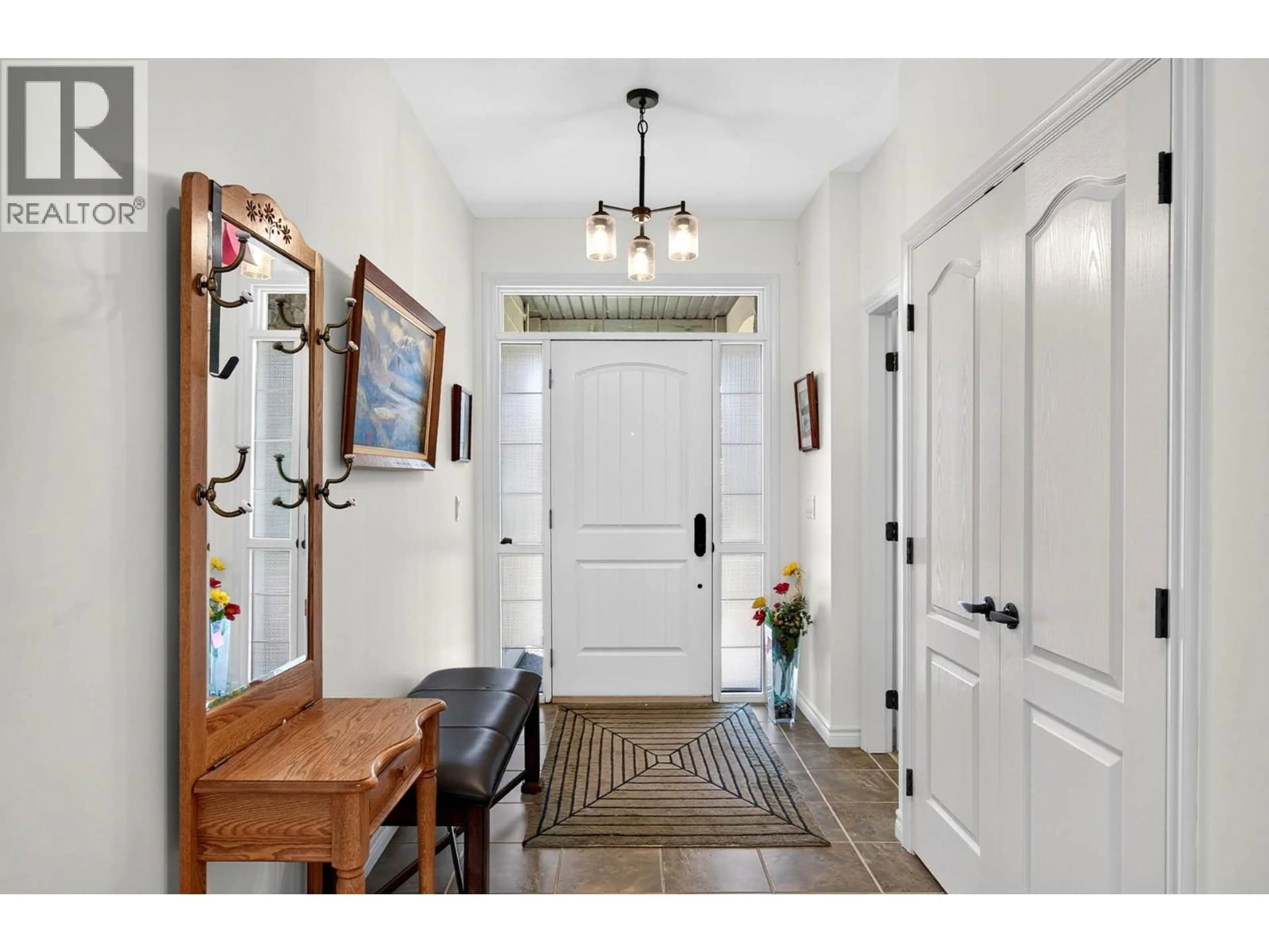 Indoor entryway for 531 STONERIDGE CRESCENT, Kamloops British Columbia V2H0A7