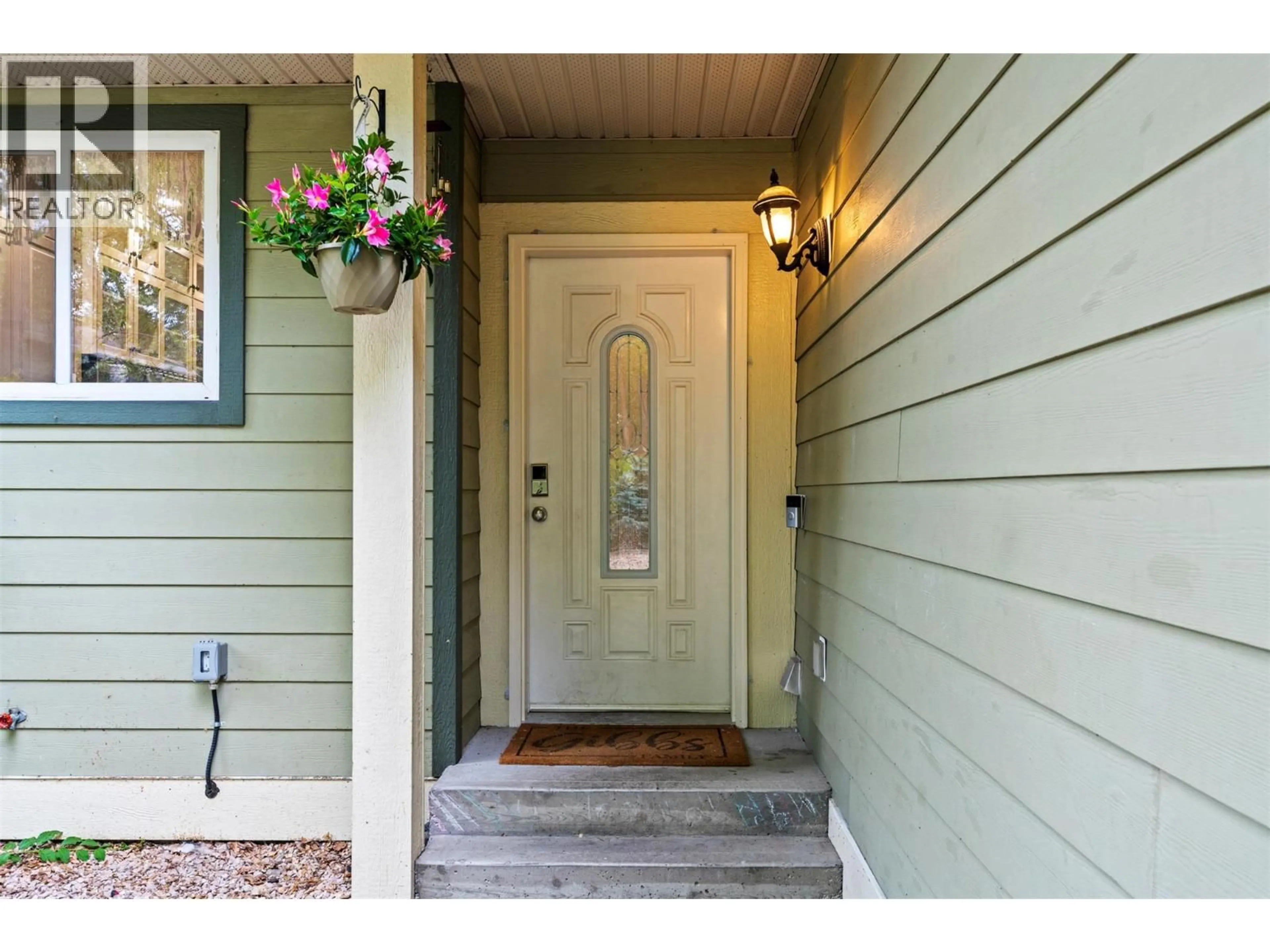 Indoor entryway for 15 - 5101 19 STREET, Vernon British Columbia V1T9V8