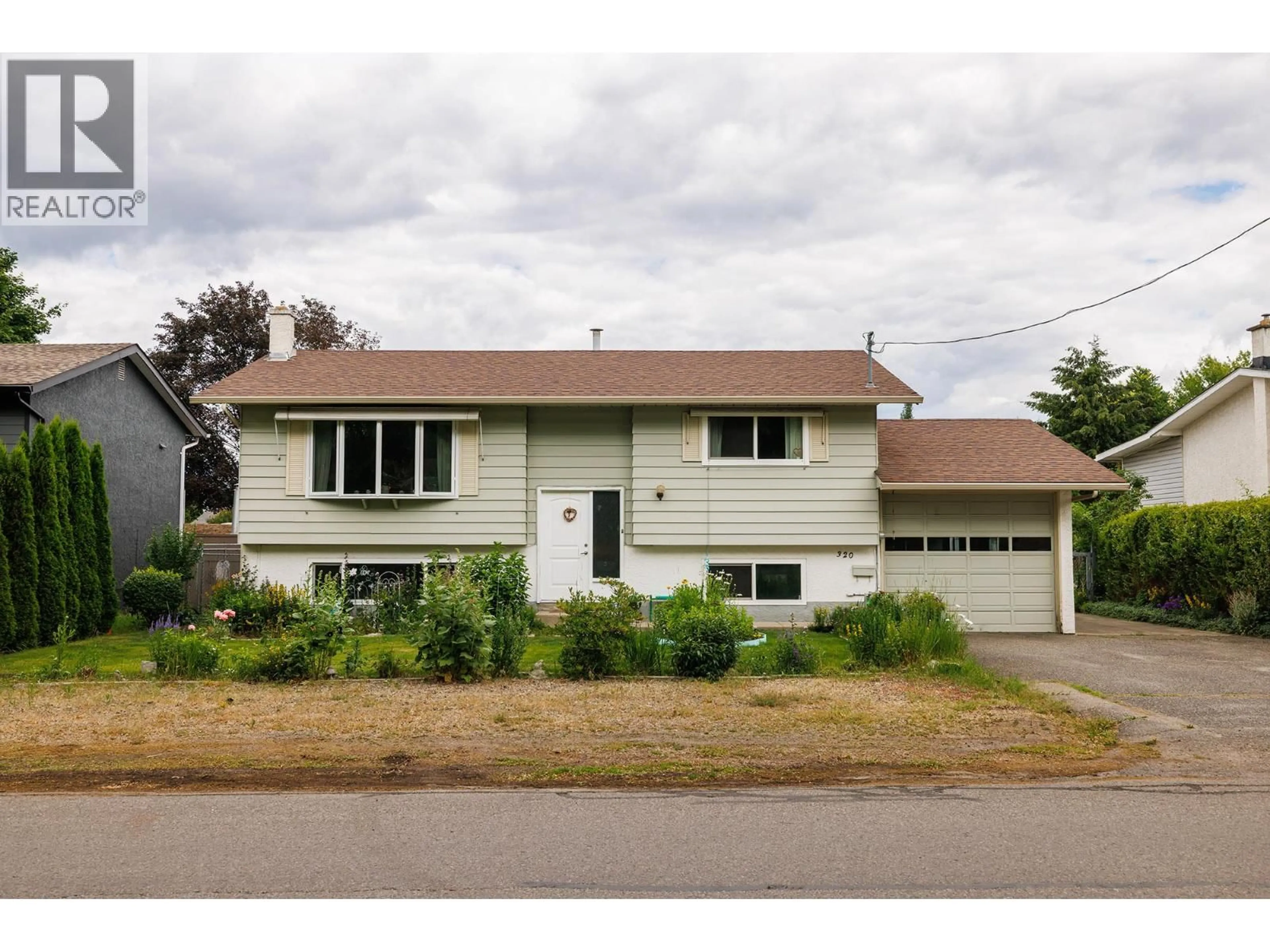 Home with vinyl exterior material, street for 320 SUMAC ROAD EAST, Kelowna British Columbia V1X5Y2