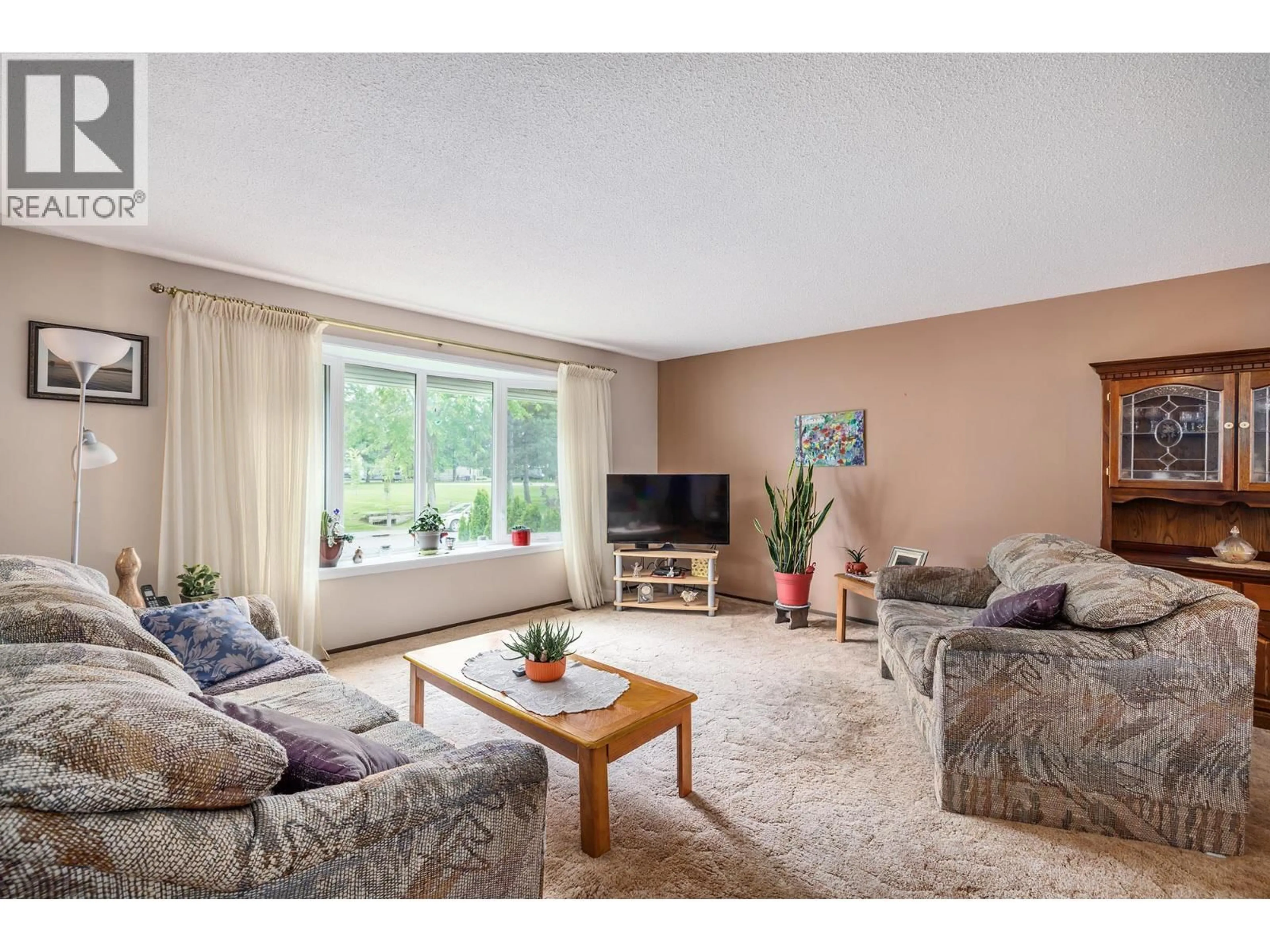 Living room with furniture, unknown for 320 SUMAC ROAD EAST, Kelowna British Columbia V1X5Y2