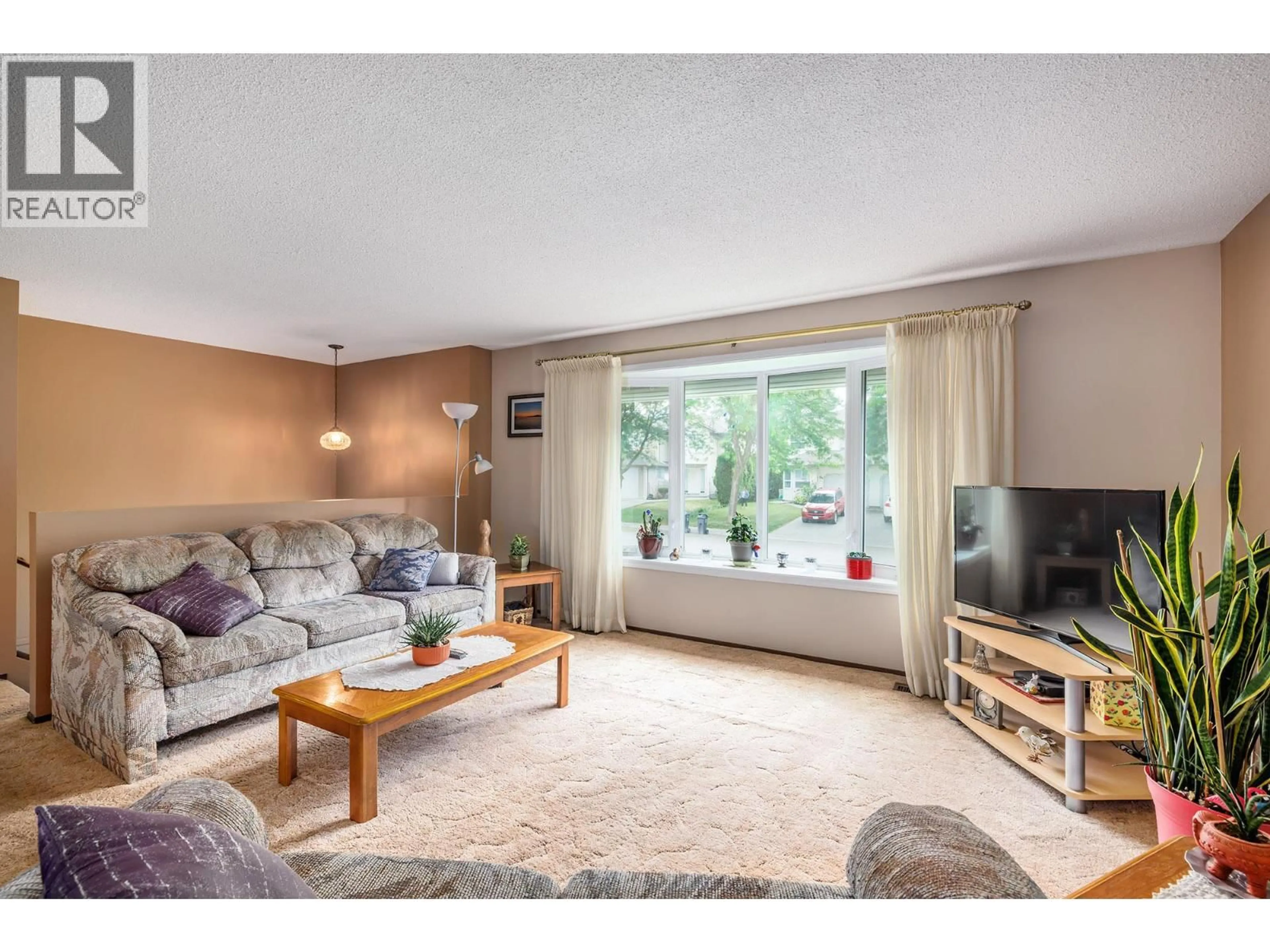 Living room with furniture, unknown for 320 SUMAC ROAD EAST, Kelowna British Columbia V1X5Y2