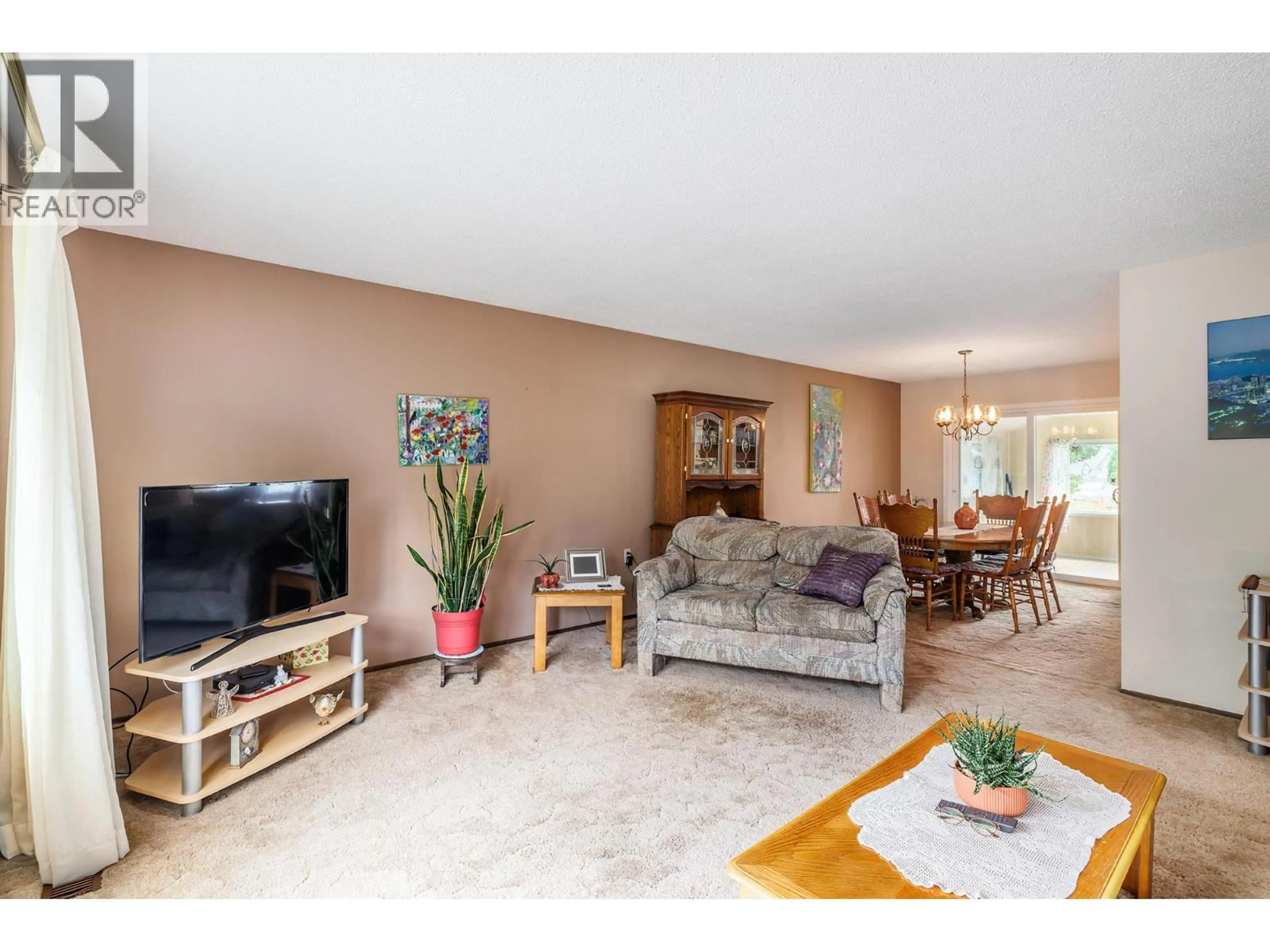 Living room with furniture, unknown for 320 SUMAC ROAD EAST, Kelowna British Columbia V1X5Y2