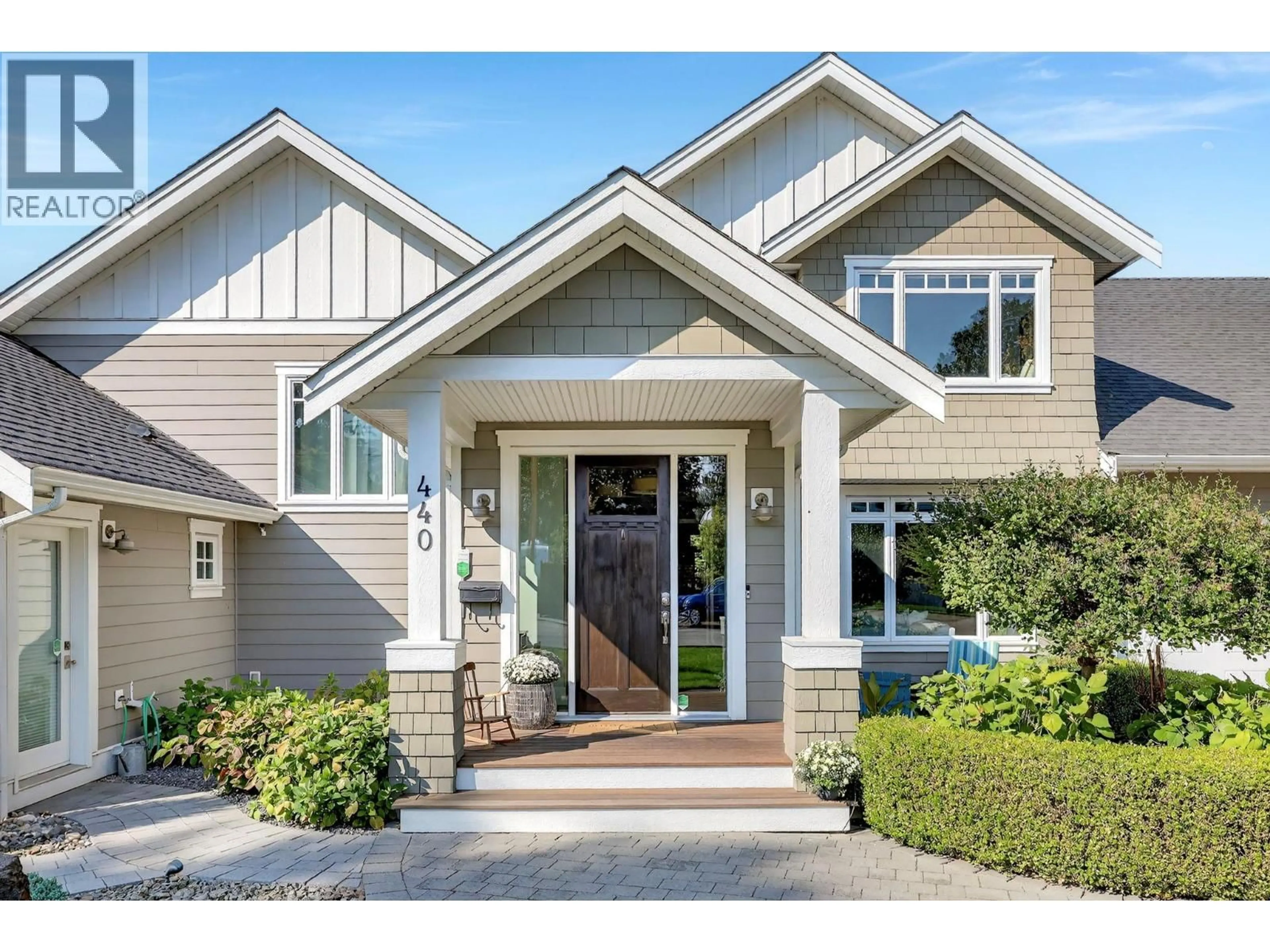 Home with vinyl exterior material, street for 440 HOBSON CRESCENT, Kelowna British Columbia V1W1Y5