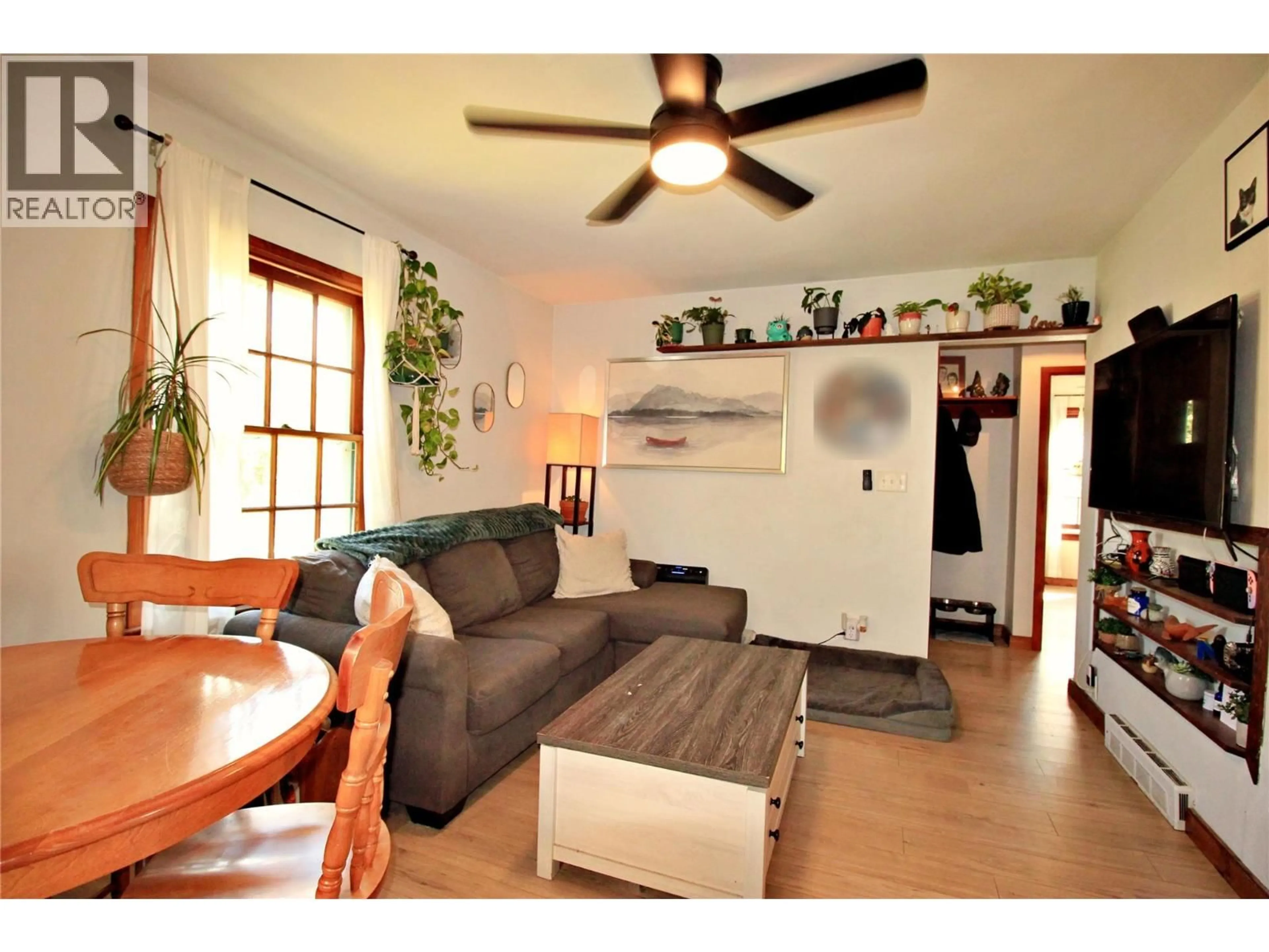 Living room with furniture, wood/laminate floor for 865 KIPLING STREET, Trail British Columbia V1R2A5