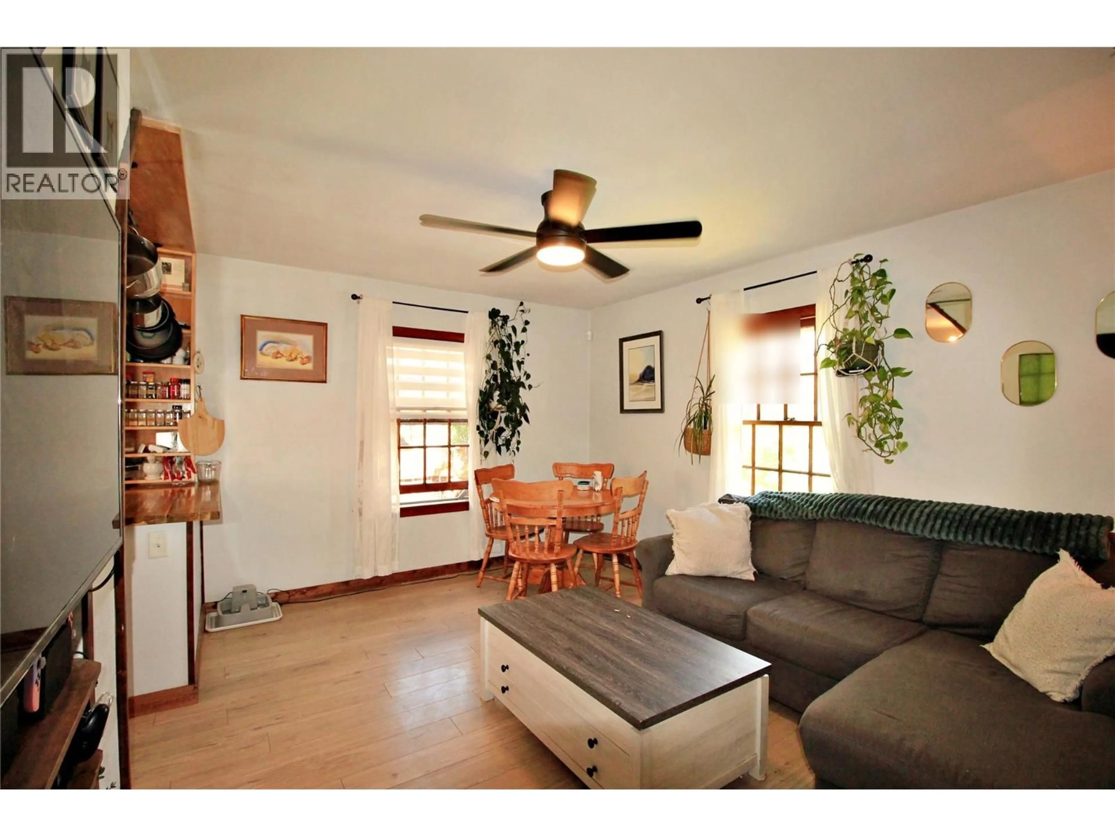Living room with furniture, wood/laminate floor for 865 KIPLING STREET, Trail British Columbia V1R2A5