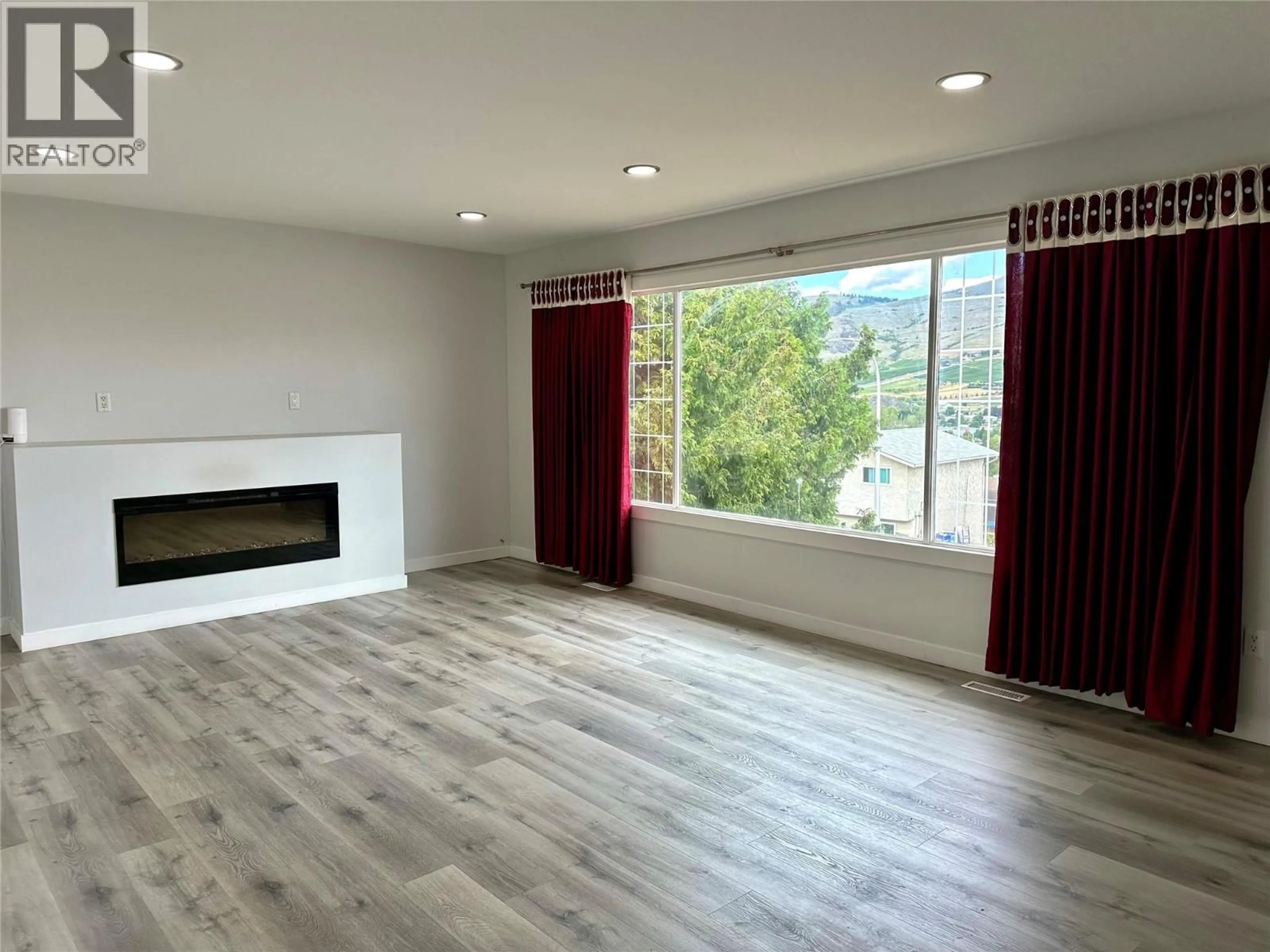 Living room with furniture, wood/laminate floor for 3802 21 AVENUE, Vernon British Columbia V1T6P8
