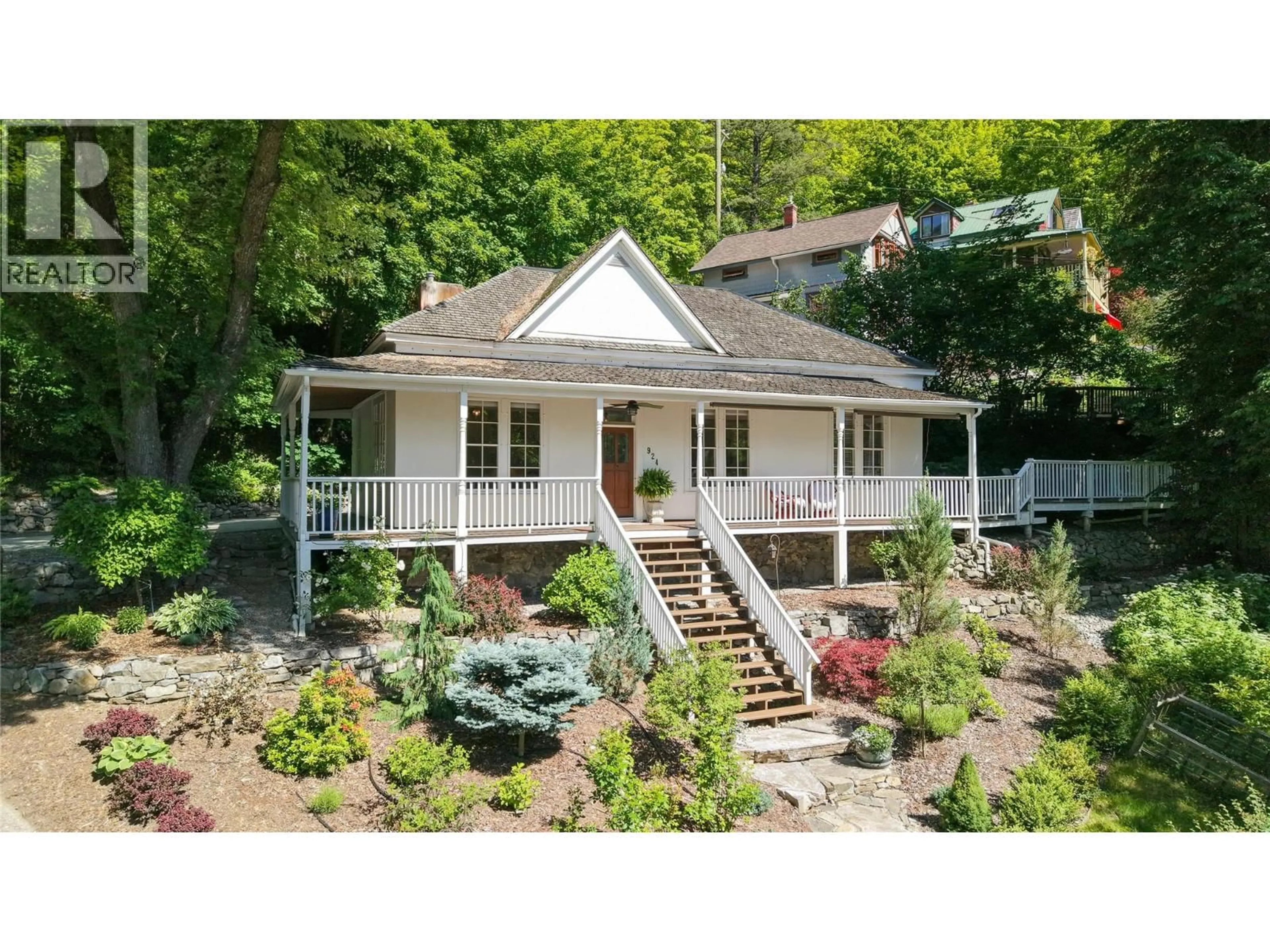 Home with vinyl exterior material, street for 924 VERNON STREET, Nelson British Columbia V1L4G6