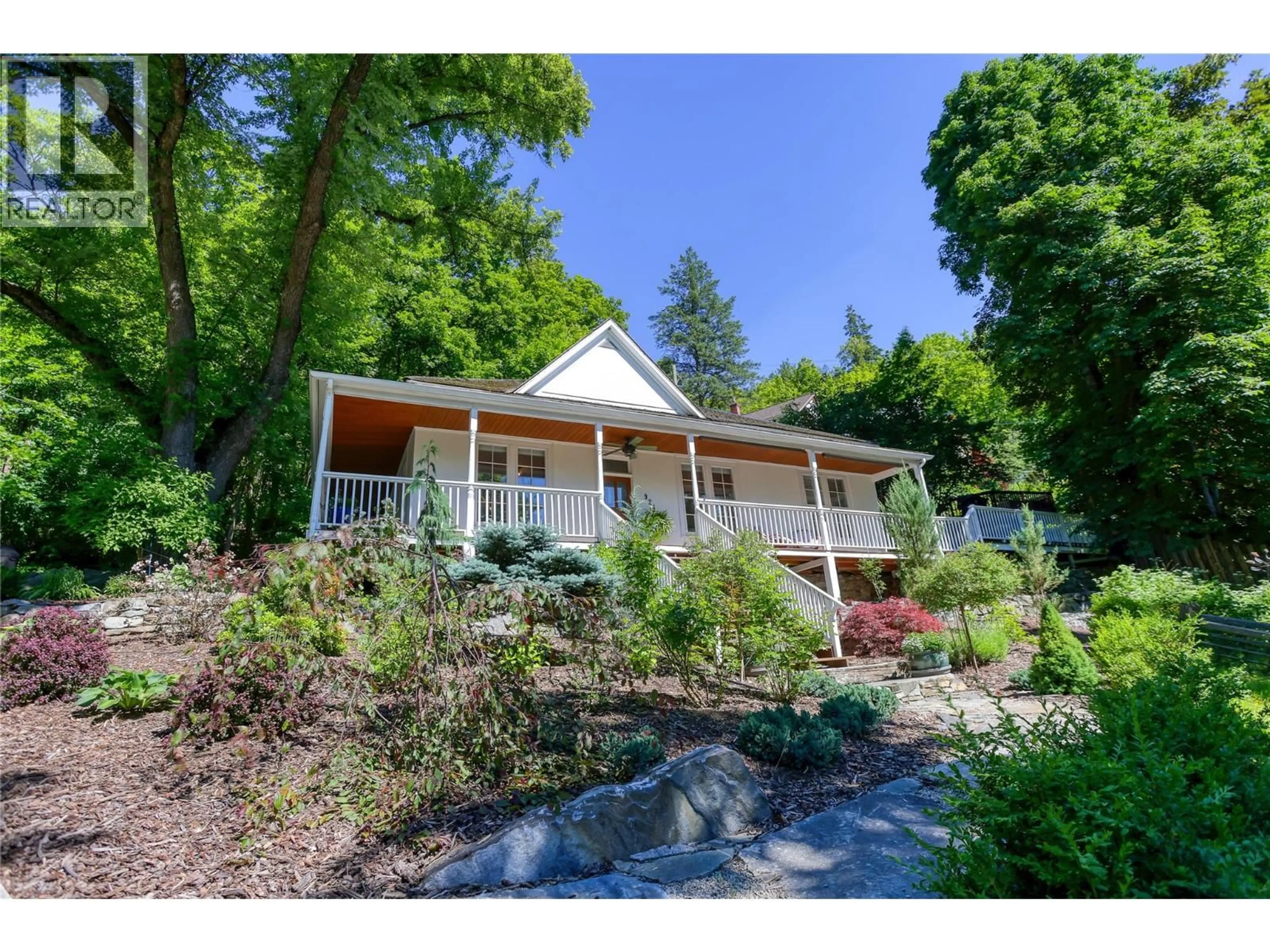A pic from outside/outdoor area/front of a property/back of a property/a pic from drone, unknown for 924 VERNON STREET, Nelson British Columbia V1L4G6