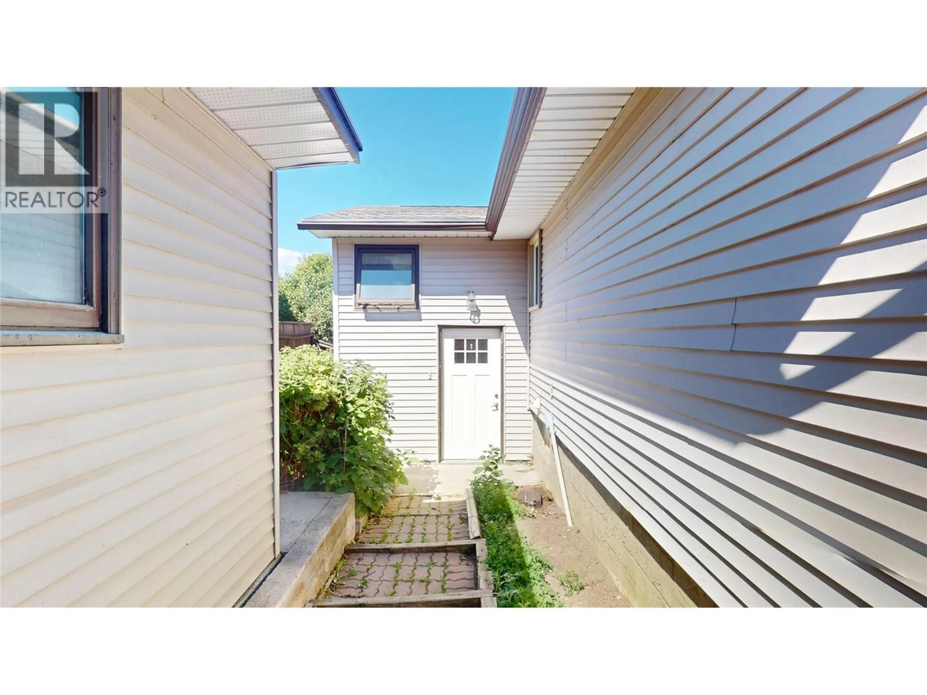 Home with vinyl exterior material, street for 1004 17TH AVENUE SOUTH, Cranbrook British Columbia V1C3B8