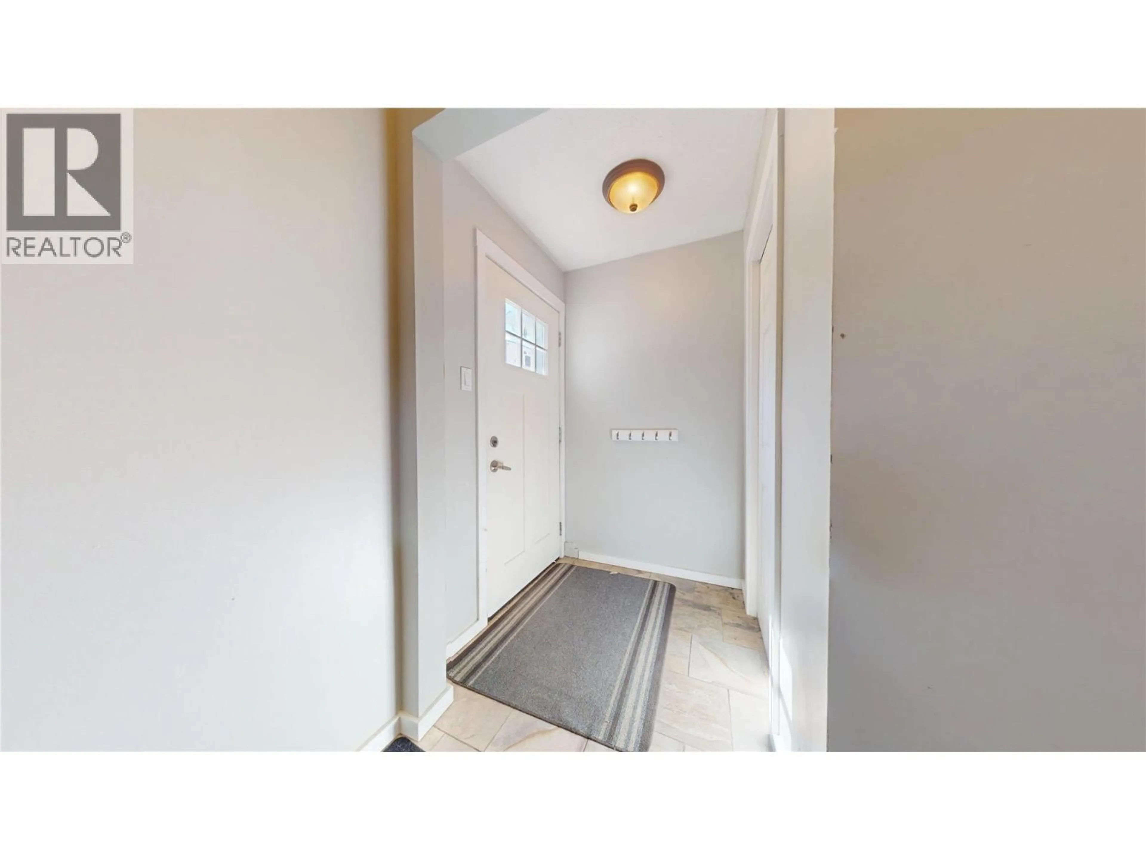 Indoor entryway for 1004 17TH AVENUE SOUTH, Cranbrook British Columbia V1C3B8