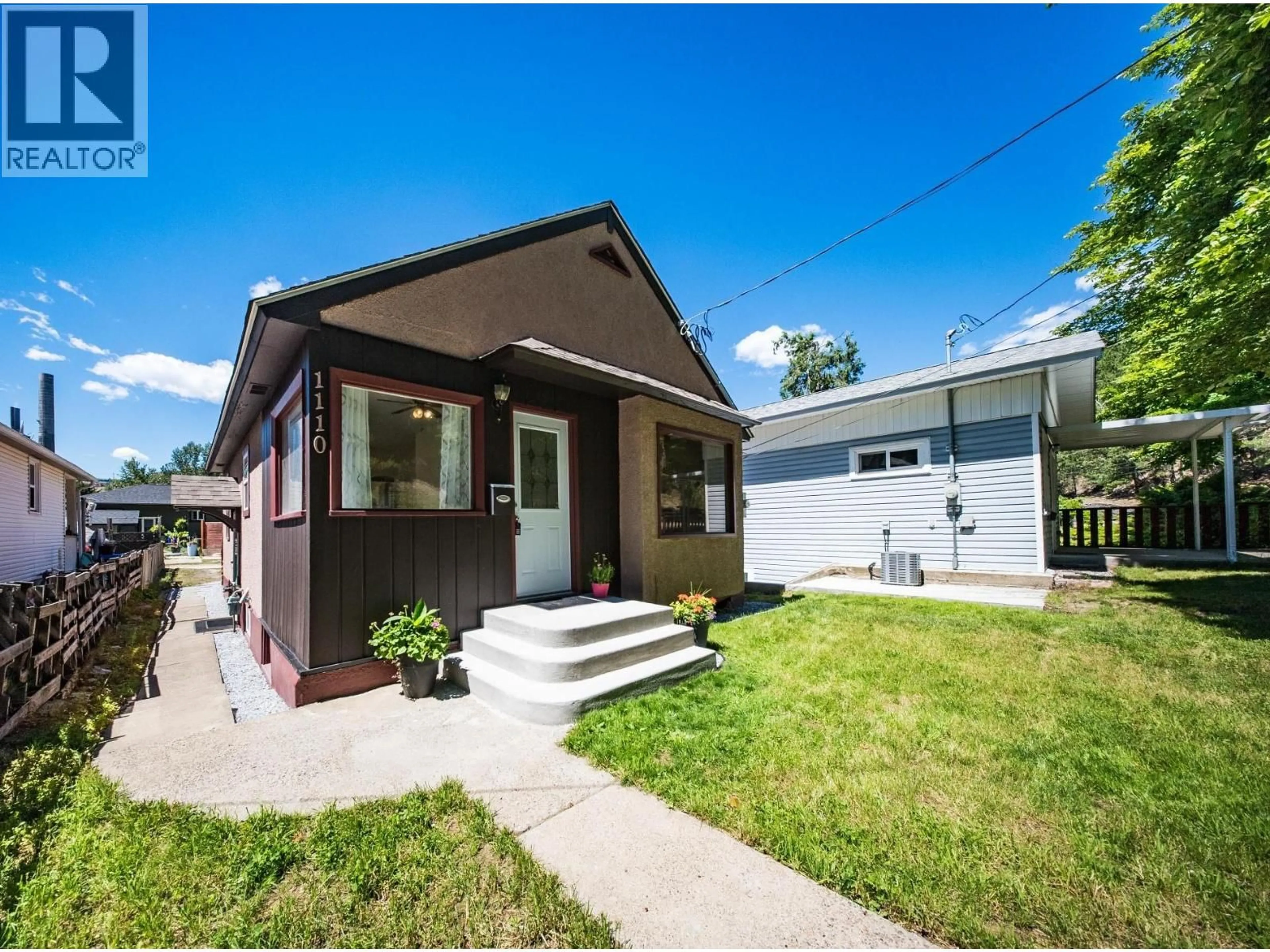 Home with vinyl exterior material, street for 1110 SECOND AVENUE, Trail British Columbia V1R1L4