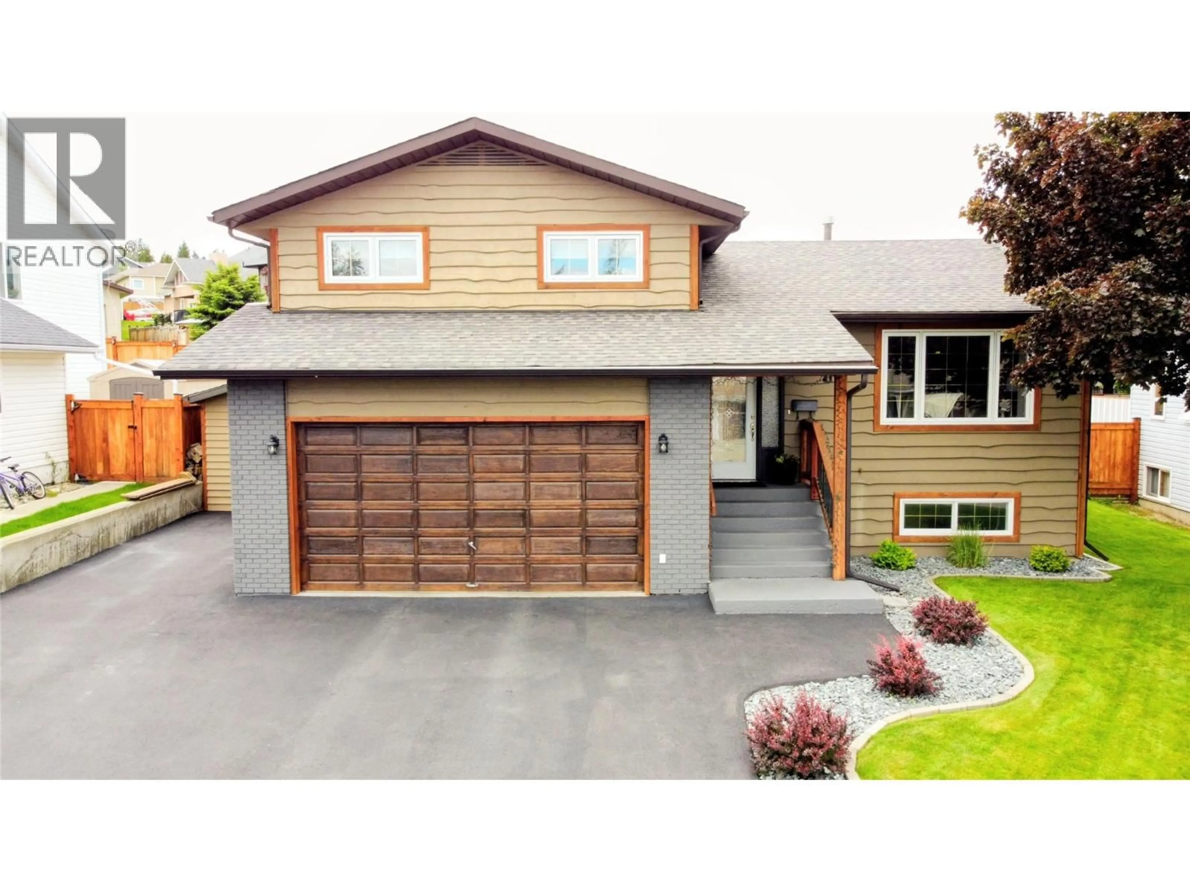 Home with vinyl exterior material, street for 201 BIRCH DRIVE, Cranbrook British Columbia V1C5X9