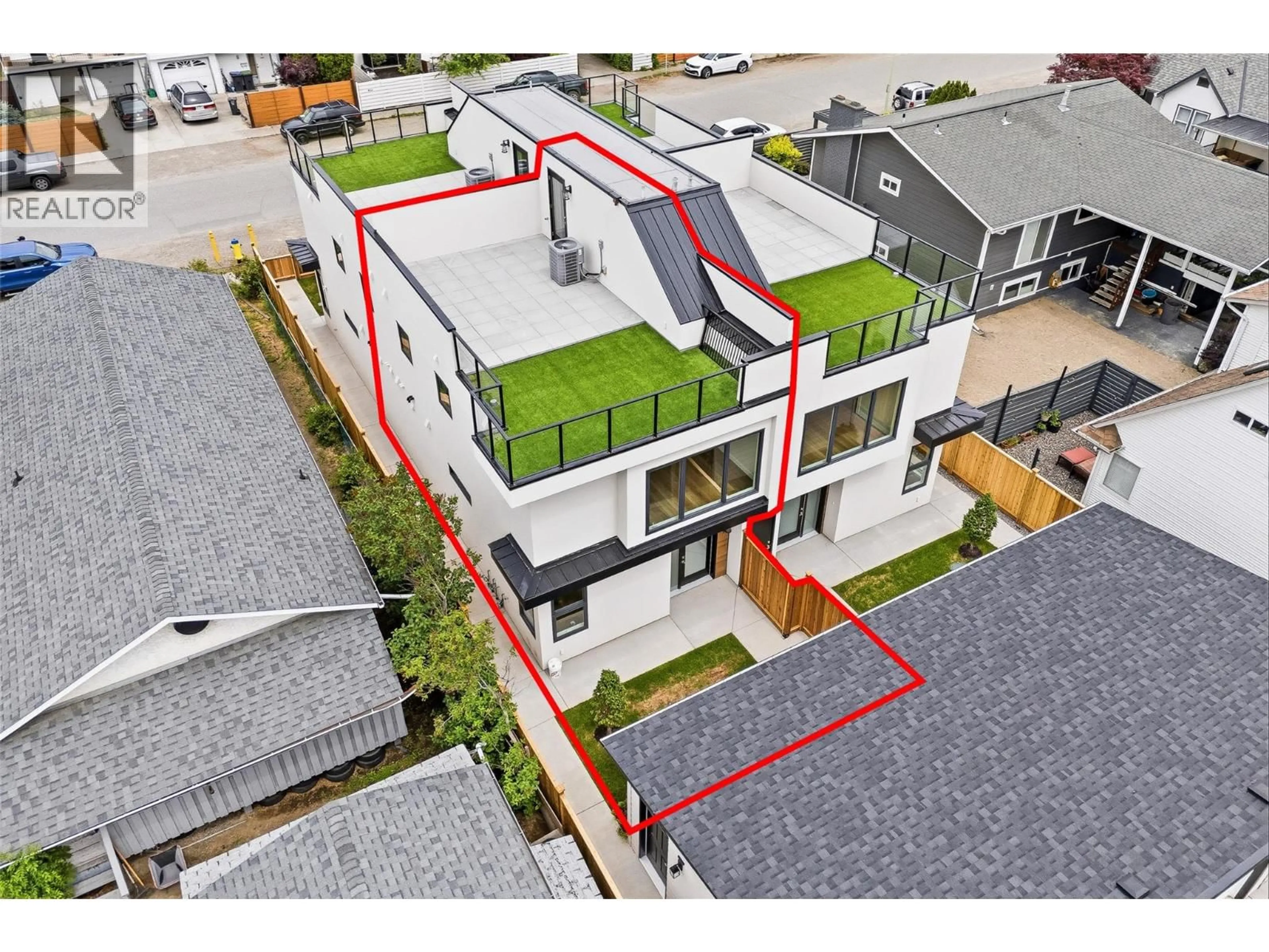 A pic from outside/outdoor area/front of a property/back of a property/a pic from drone, street for 1 - 943 FULLER AVENUE, Kelowna British Columbia V1Y6X5