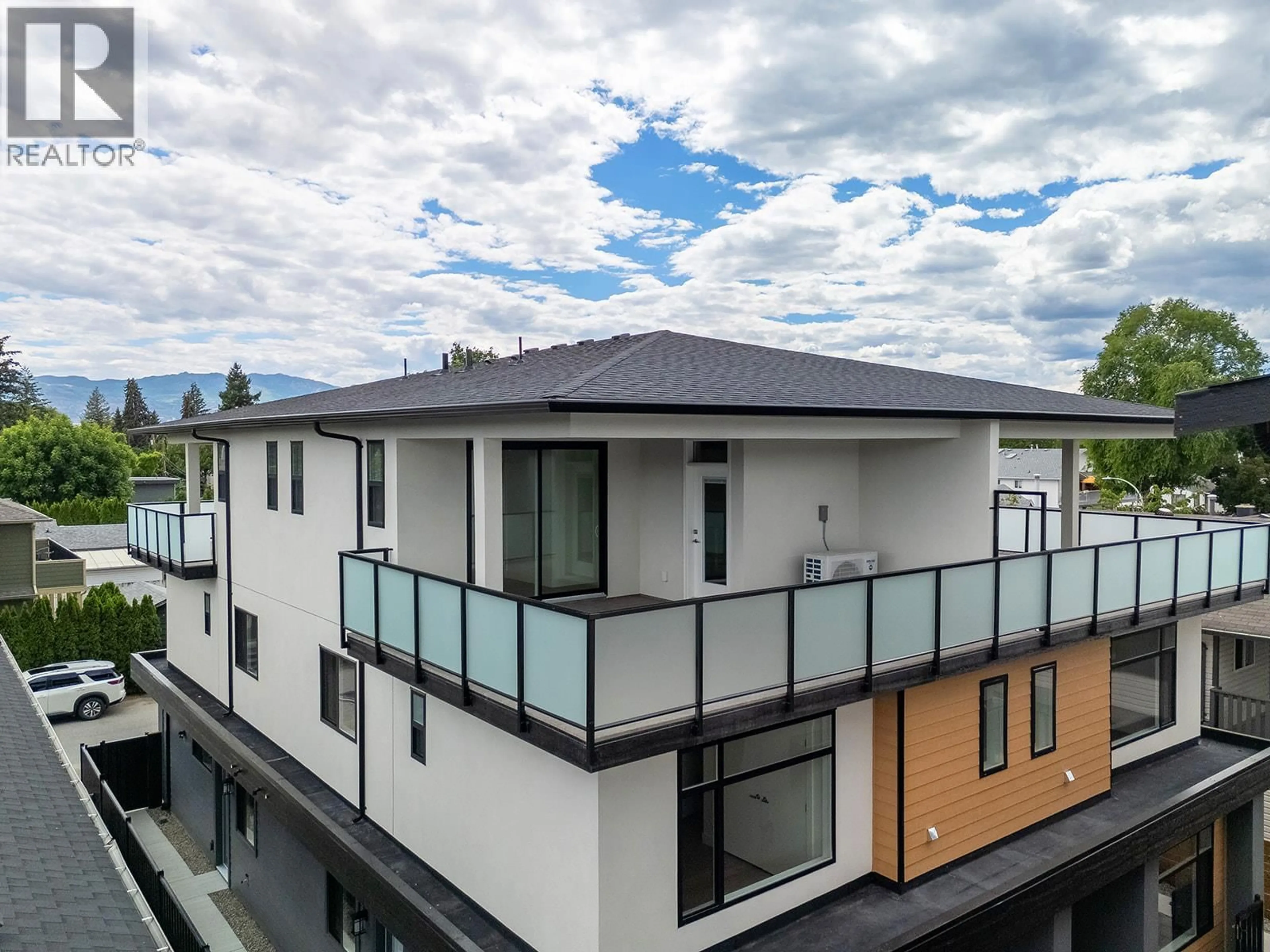 Home with vinyl exterior material, building for 5 - 662 BIRCH AVENUE, Kelowna British Columbia V1Y3H1